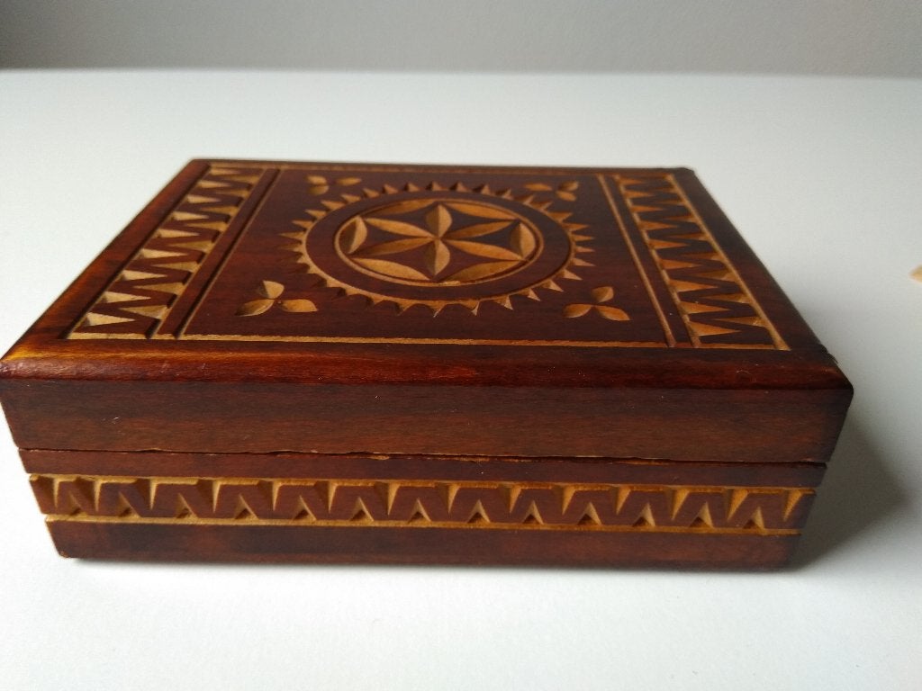 houten kistje, houtsnijwerk, Overige onderwerpen, Houtsnijwerk, Minder dan 20 cm, Handgemaakt