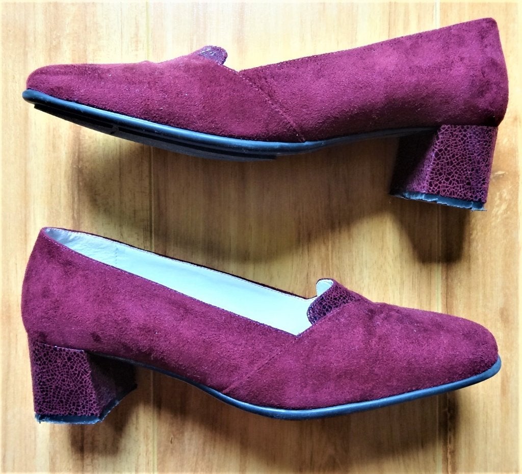 Komplimente pumps wijn-rood suède leer kanten print 39, Ophalen, Komplimente, Pumps, Zo goed als nieuw