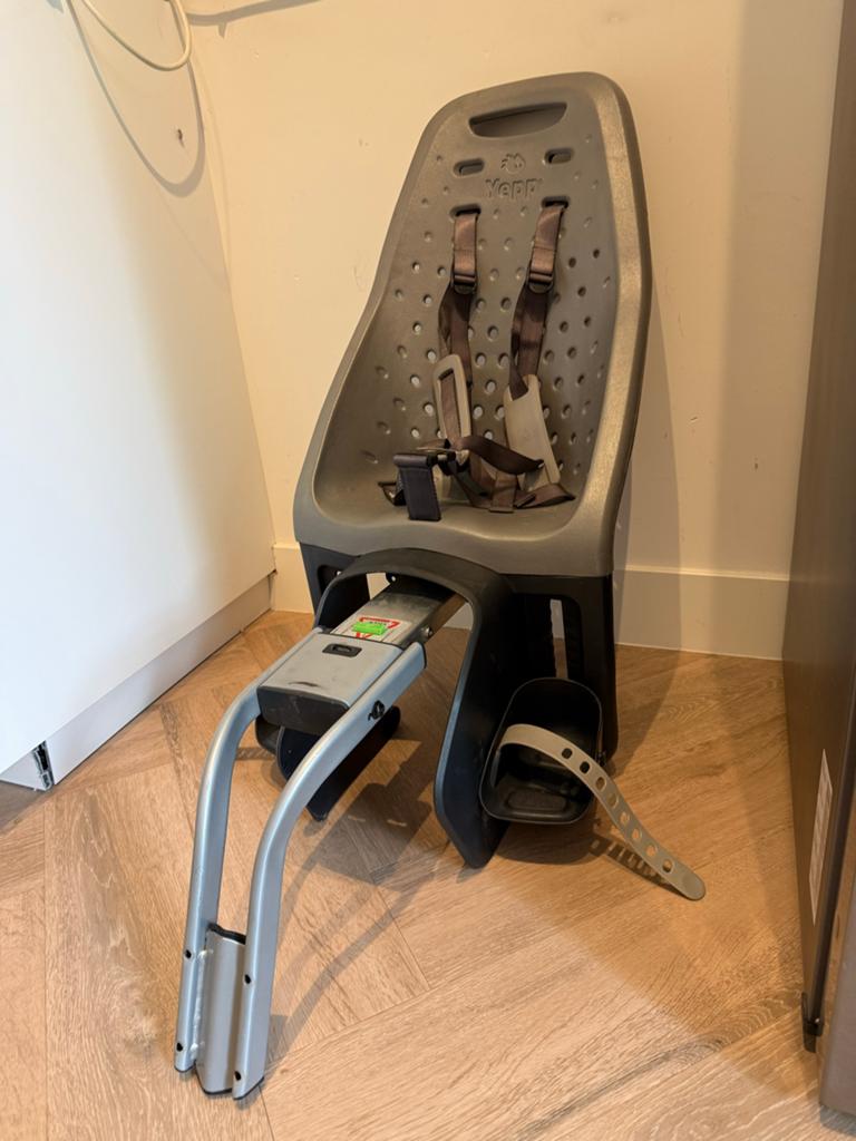 Yepp Maxi Achterzitje - Grijs, Fietsen en Brommers, Fietsaccessoires | Fietsstoeltjes, Ophalen, Achterzitje, Voetsteuntjes, 9 t/m 18 kg