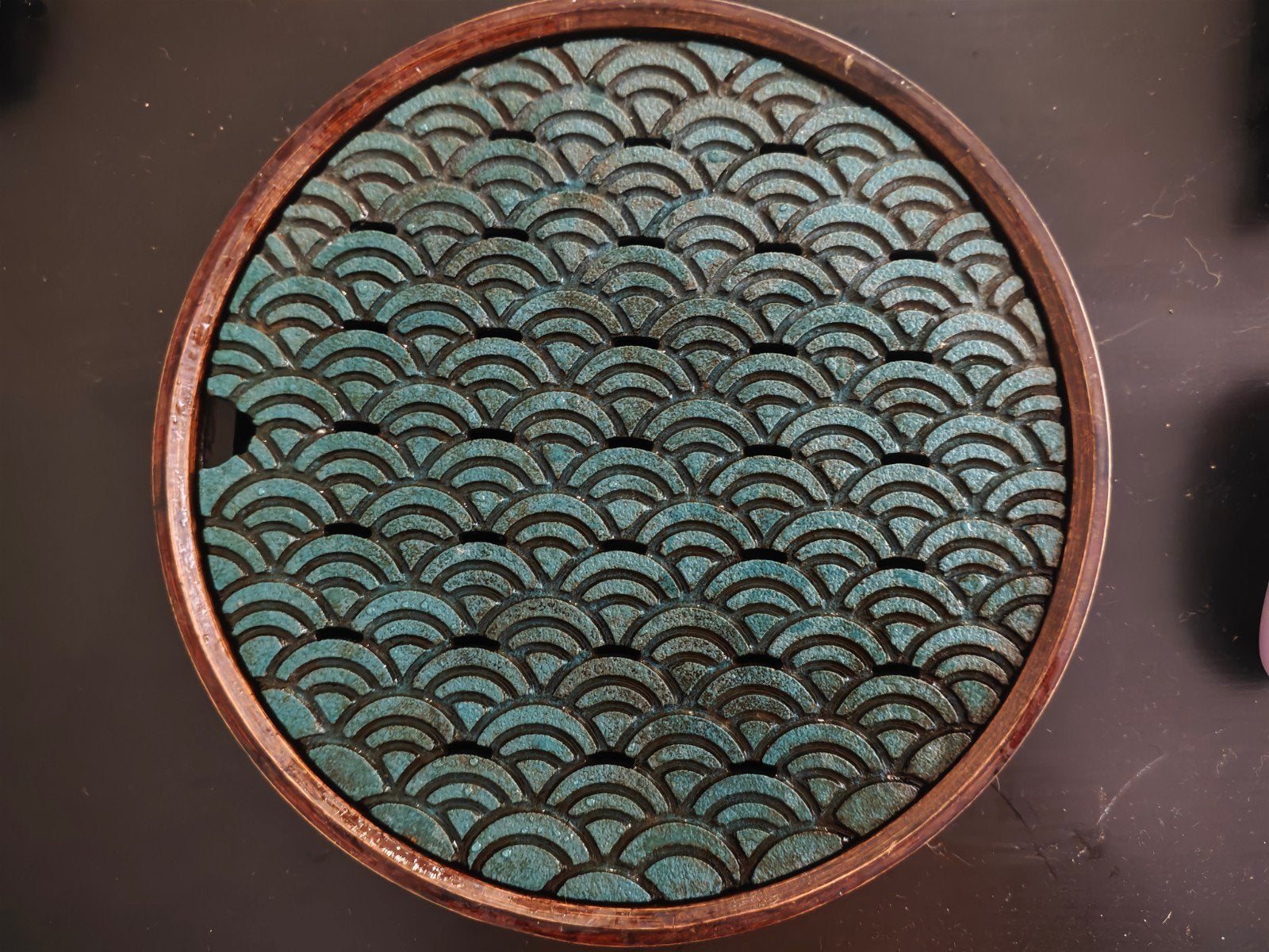 Rond theeblad met golfpatroon, houten rand, kunststof onderb, Ophalen of Verzenden
