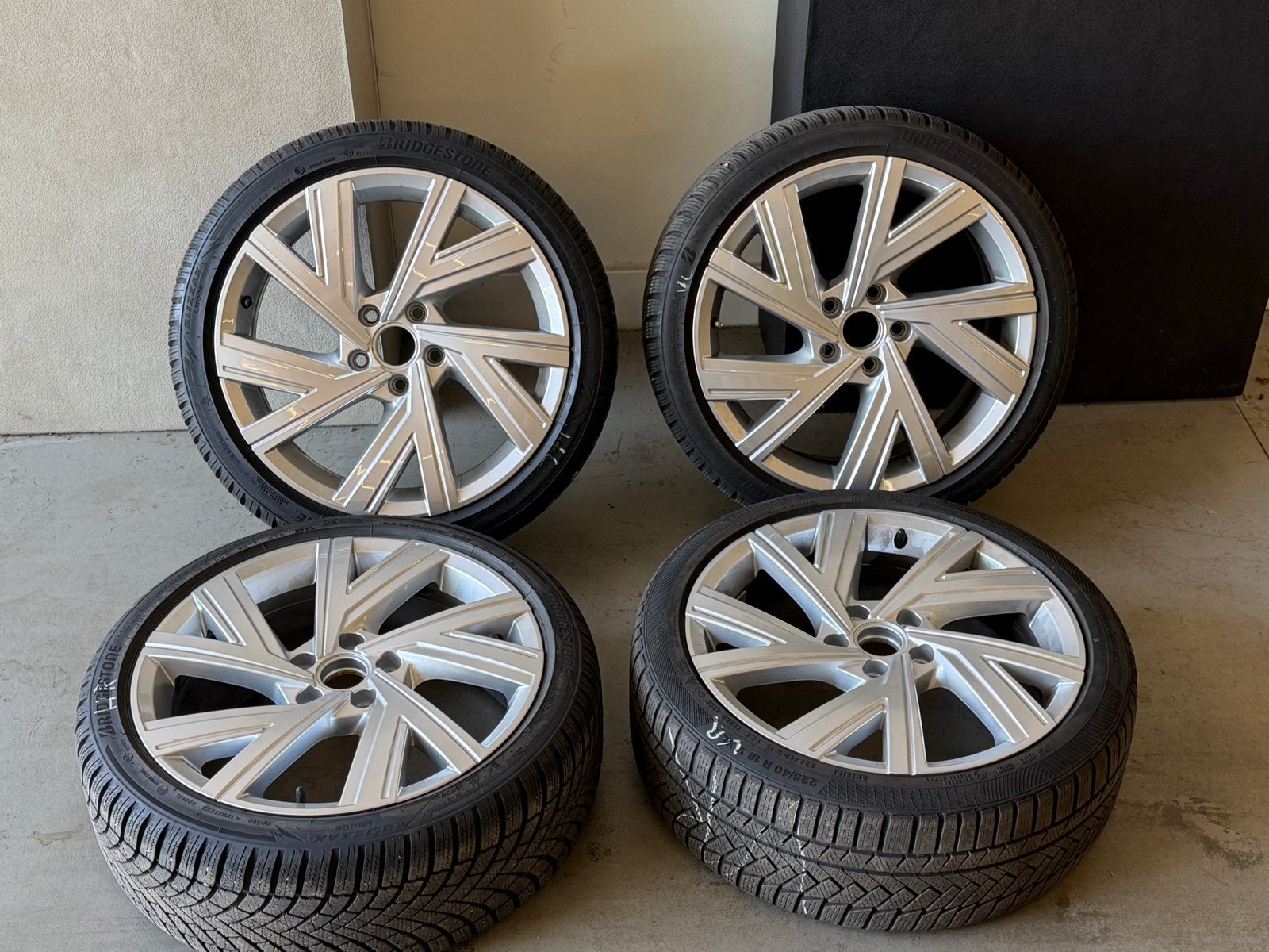 VW Golf Gti velgen Bridgestone 225/40R18, Auto-onderdelen, Banden en Velgen, Ophalen, 18 inch, Gebruikt, Banden en Velgen