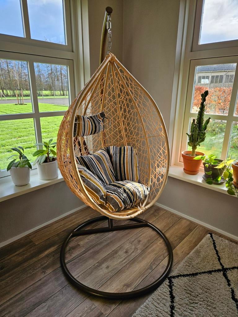 Comfortabele hangstoel/egg chair met standaard en kussens, Huis en Inrichting, Ophalen, Overige kleuren, Stof, Zo goed als nieuw