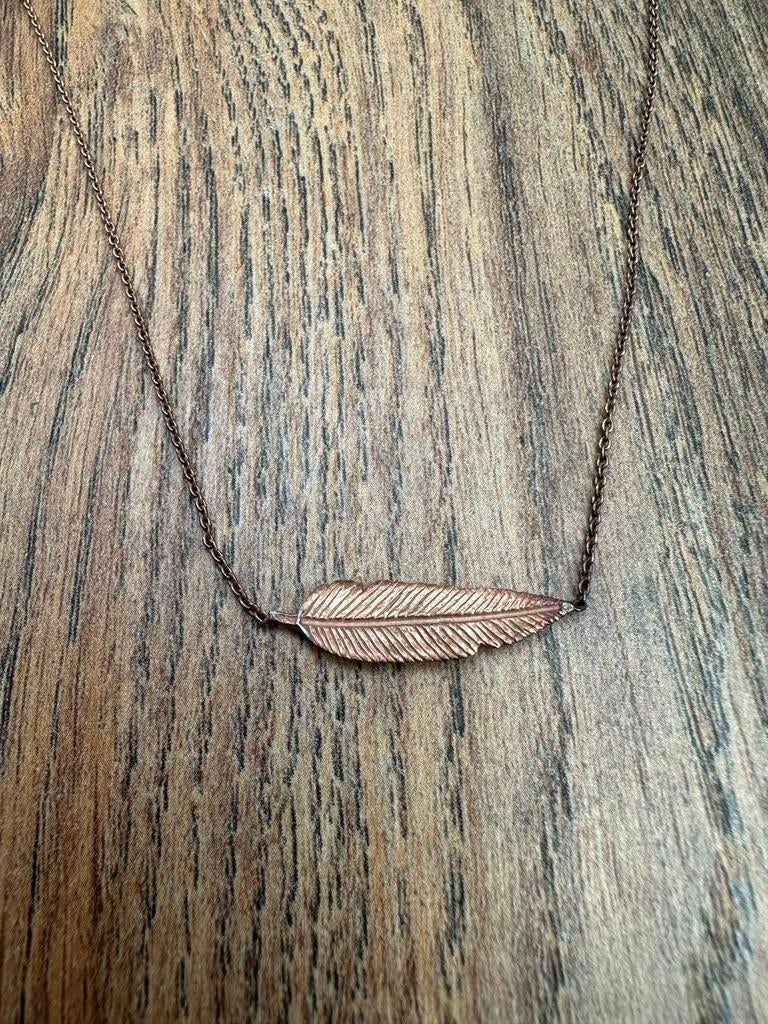 Rose kleurige ketting met een veer als hanger, Ophalen of Verzenden, Zo goed als nieuw, Roze, Overige materialen