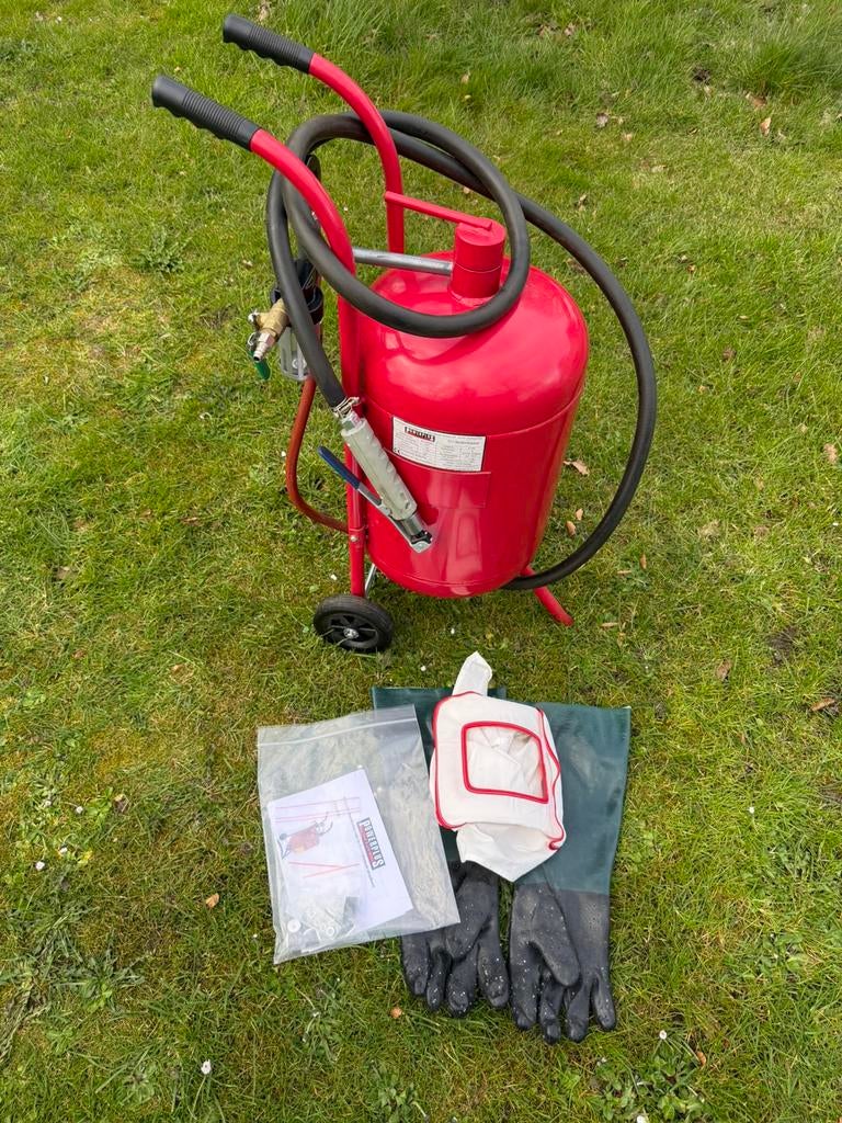 Mobiele zandstraalketel XL van PowerPlusTools + straalgrit, Ophalen, Zo goed als nieuw
