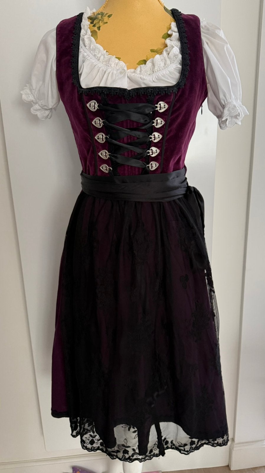 Tiroler  Dirndl fluweel maat 38 met short van Bonprix, Ophalen of Verzenden, Zo goed als nieuw, Maat 38/40 (M), Overige thema's