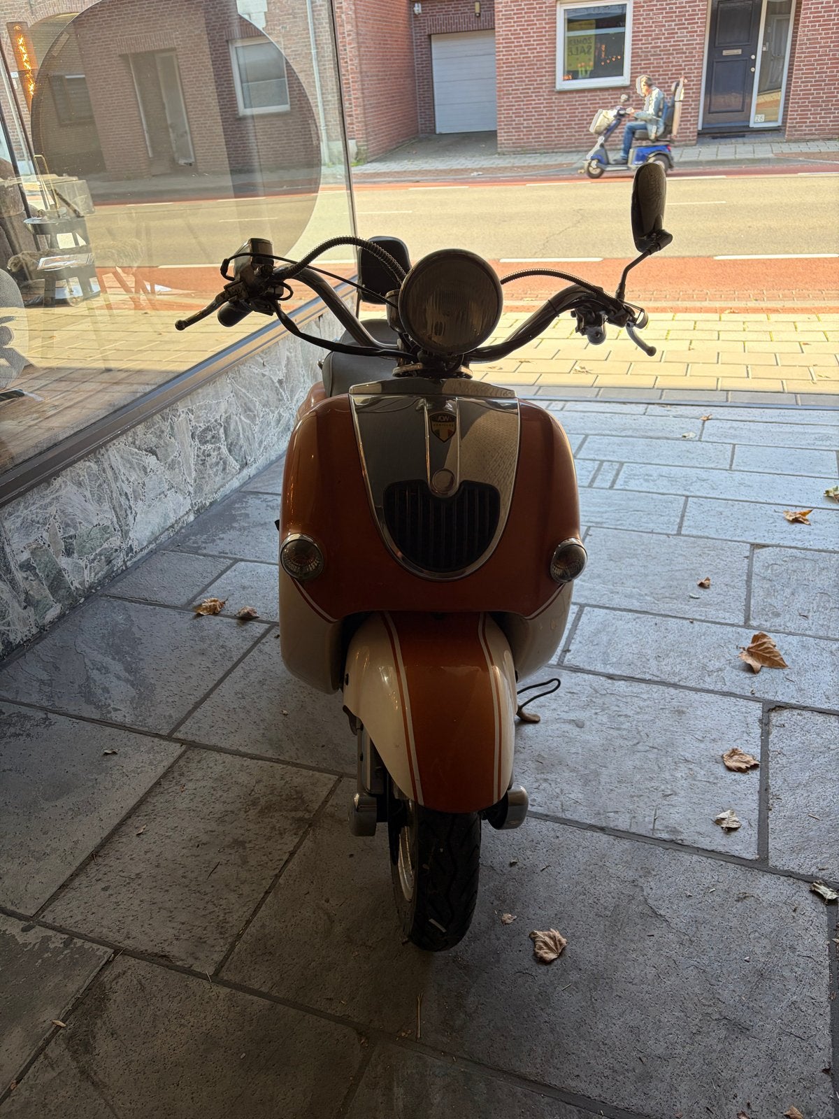 Bella Milano Scooter - Oranje/Wit, Fietsen en Brommers, Ophalen, Gebruikt, Benzine, Overige merken