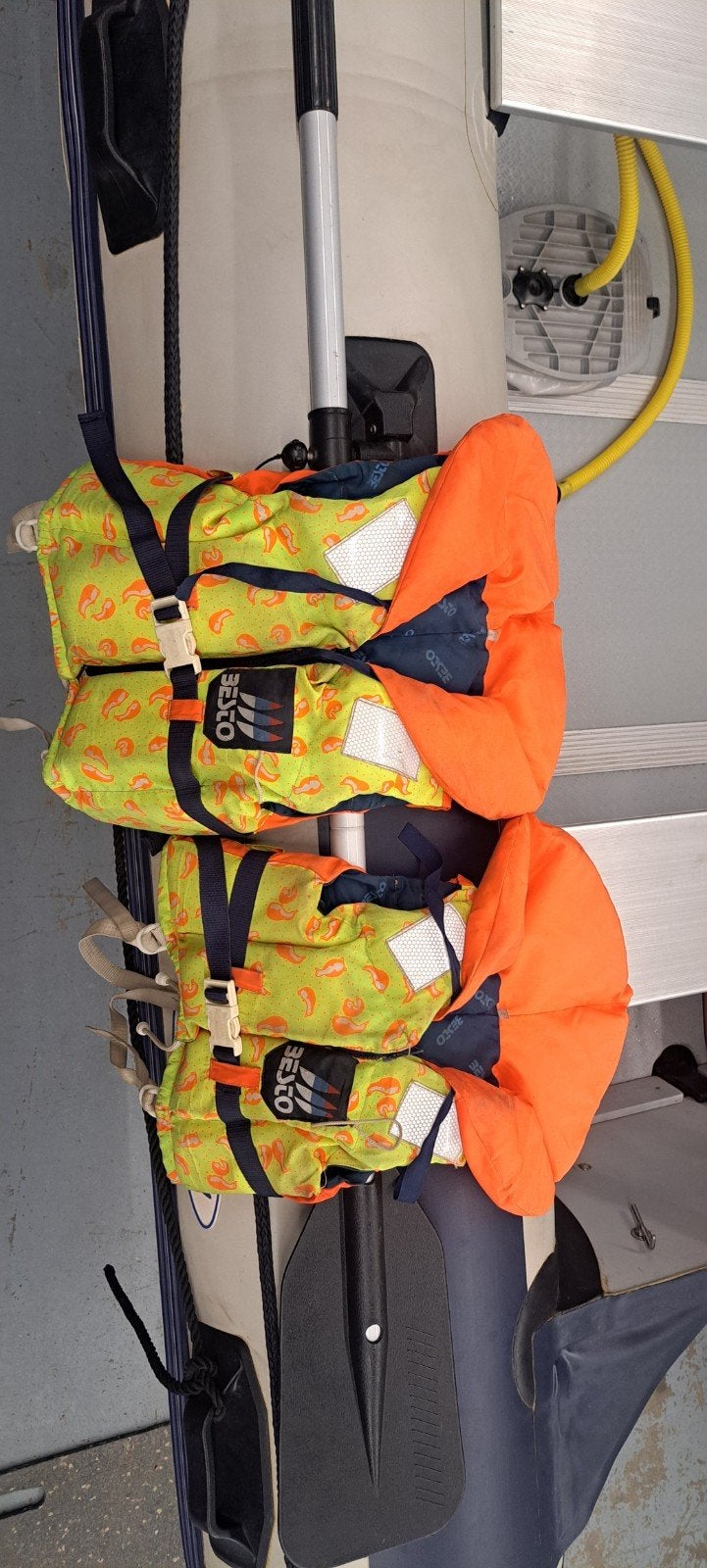 Kinder Reddings vest besto 2 stuks, Watersport en Boten, Watersportkleding, Ophalen of Verzenden, Gebruikt, Kind, Reddingsvest of Zwemvest