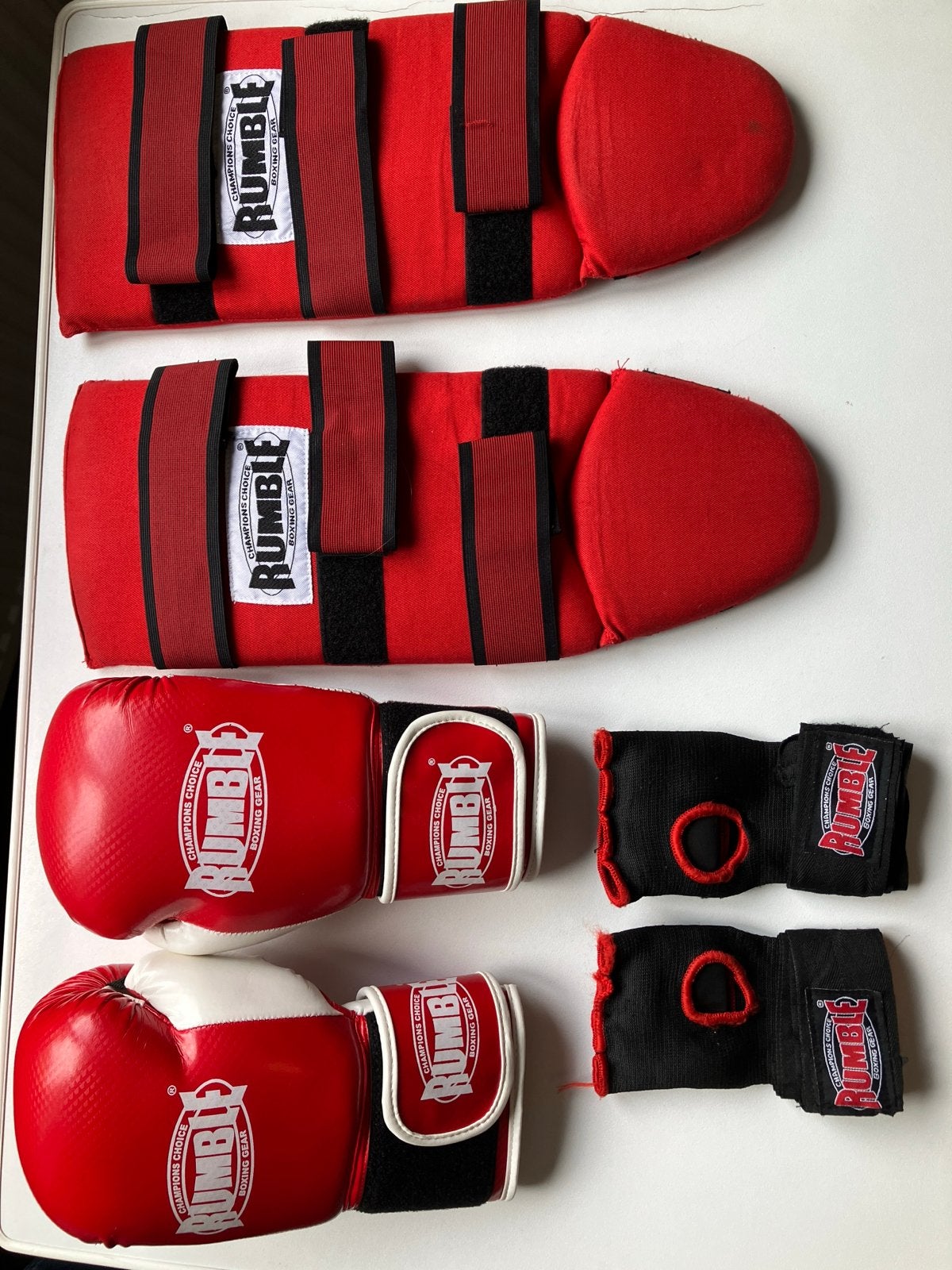 Rumble kickboksset:Handschoenen Scheenbeschermers & Bandages, Ophalen of Verzenden, Zo goed als nieuw, Bokshandschoenen