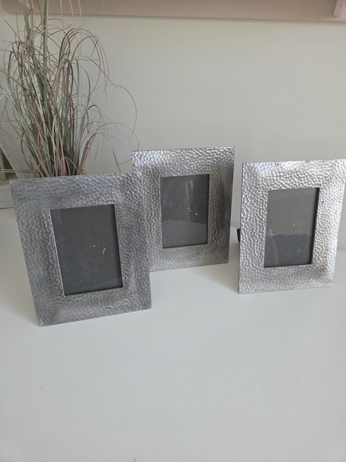 Set van 3 gehamerde zilverkleurige fotolijsten Ikea Korso., 23 cm, Gebruikt, Hangend, Ophalen of Verzenden