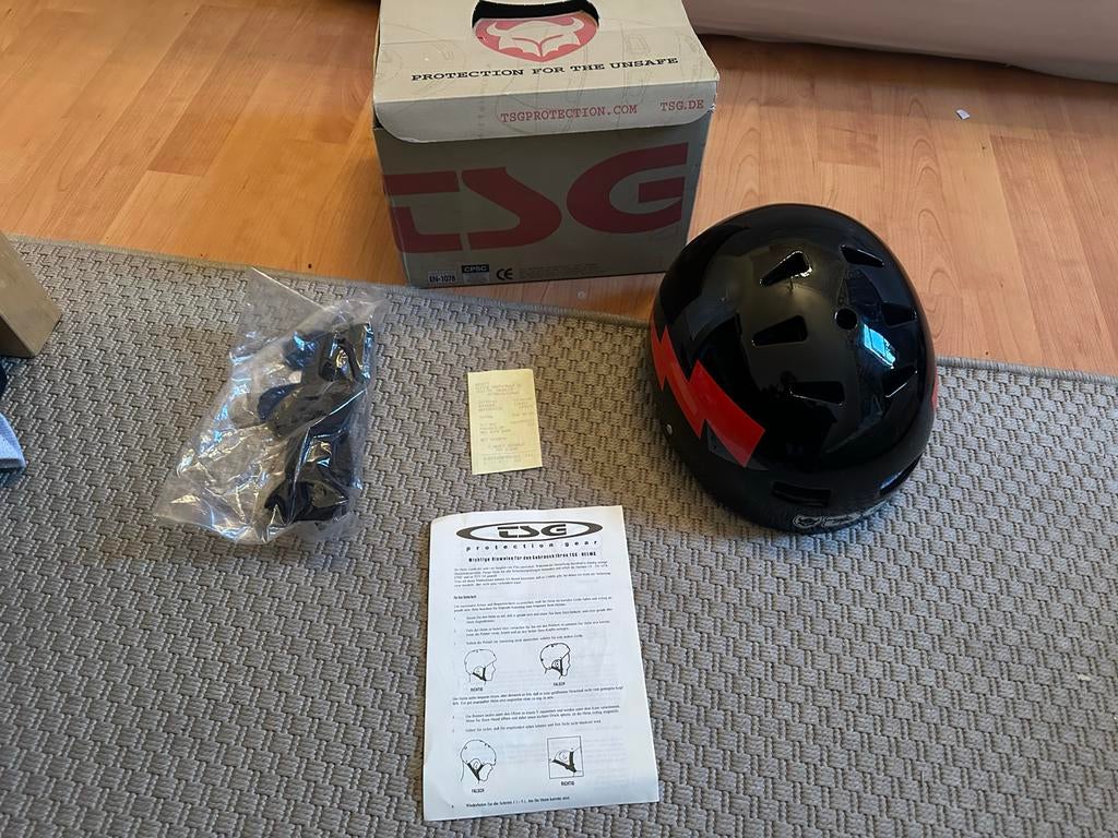 TSG Helm - Zwart met Rood Bliksemschicht Design, Fietsen en Brommers, Fietsaccessoires | Fietshelmen, Ophalen of Verzenden, Zo goed als nieuw
