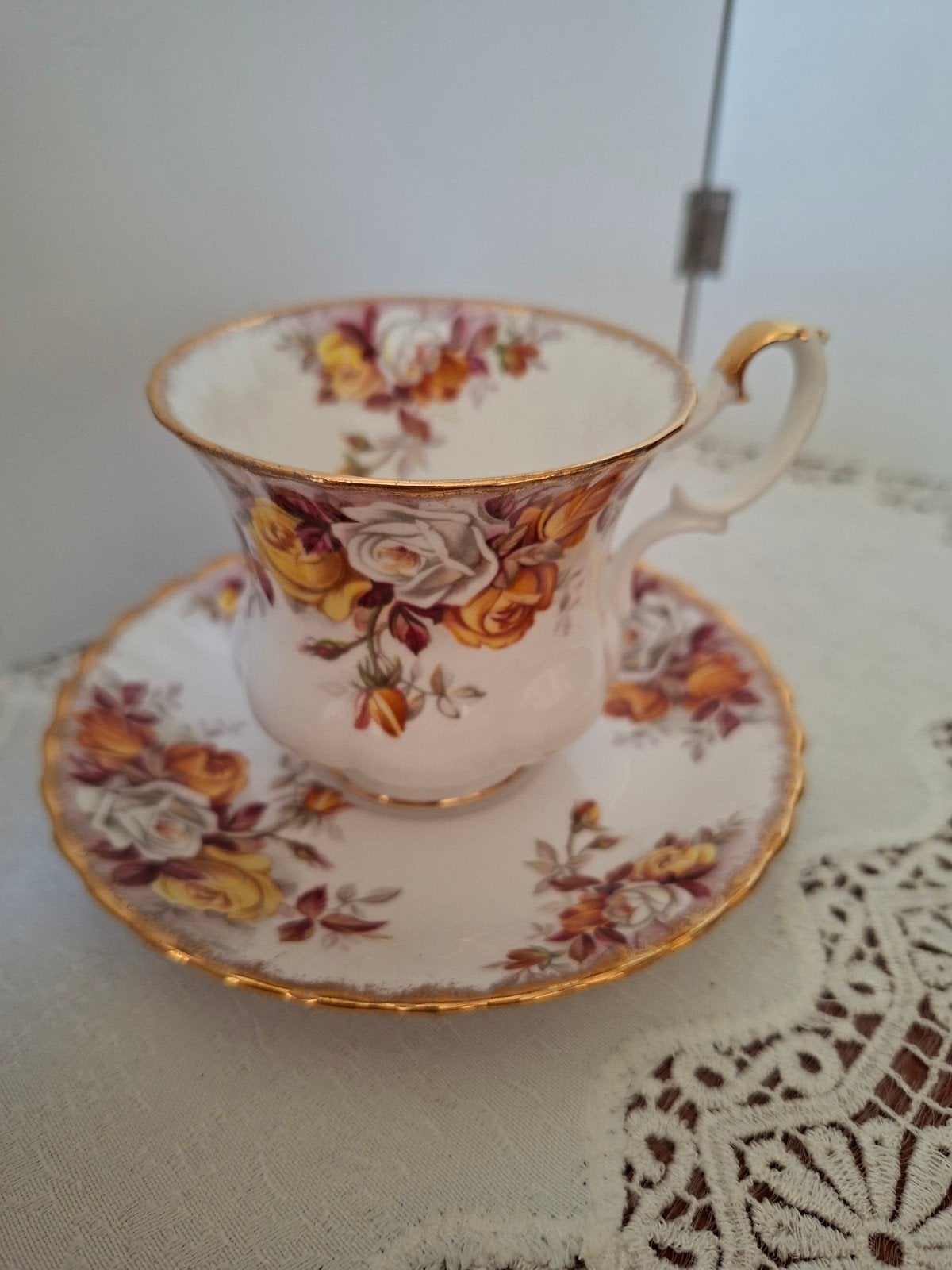 Royal Albert Lenora kop en schotel, Verzamelen, Porselein, Kristal en Bestek, Ophalen of Verzenden, Zo goed als nieuw, Porselein