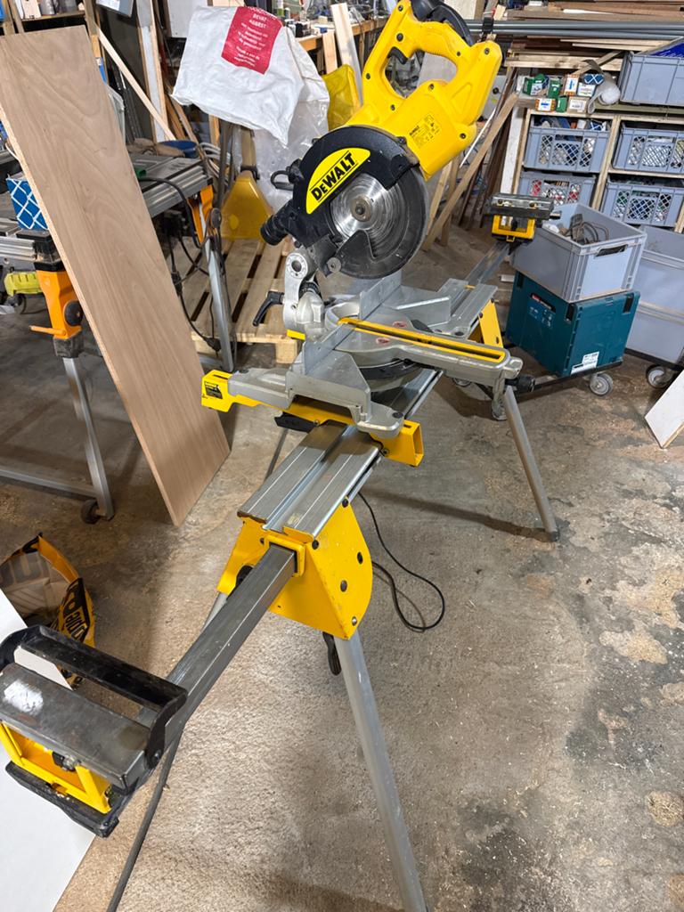 DeWalt DW777 Afkortzaag met onderstel - Zo goed als nieuw, Doe-het-zelf en Verbouw, Gereedschap | Zaagmachines, Ophalen, 70 mm of meer