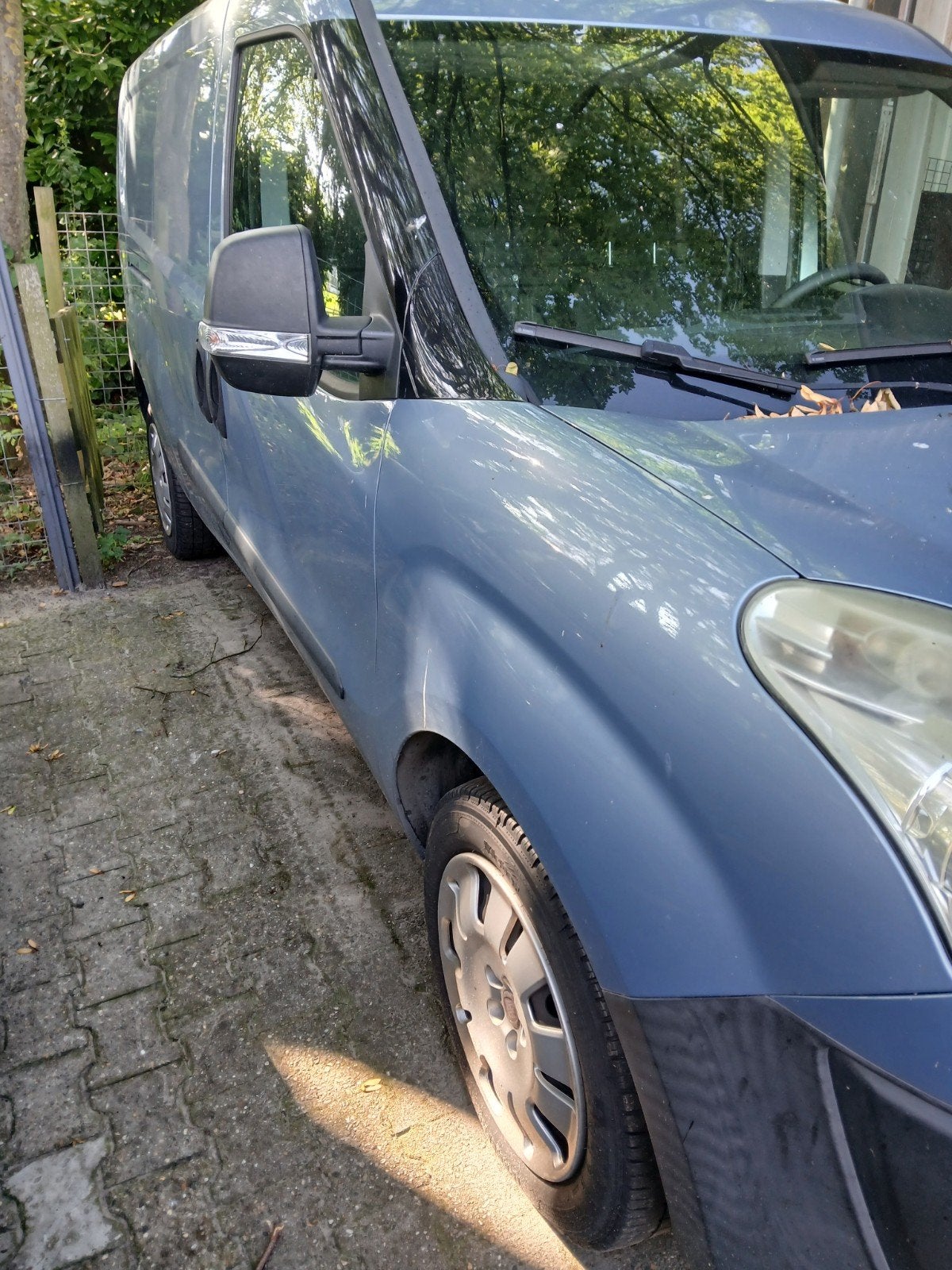 Fiat doblo met motorschade, Ophalen, Voor, Spatbord