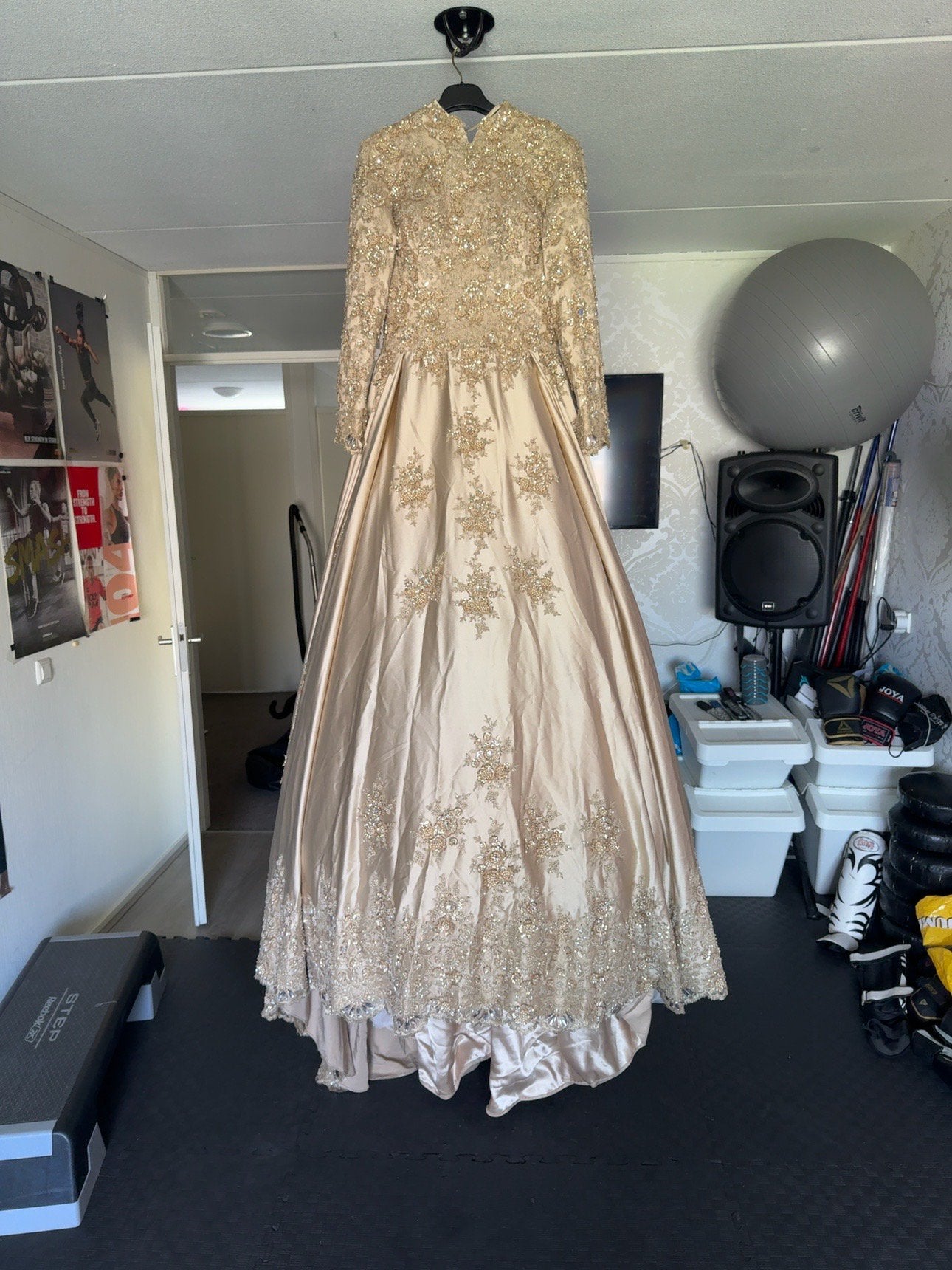 Luxe champagnekleurige trouwjurk met ingenaaide hoepel, Ophalen, Zo goed als nieuw, Goud, Trouwjurk