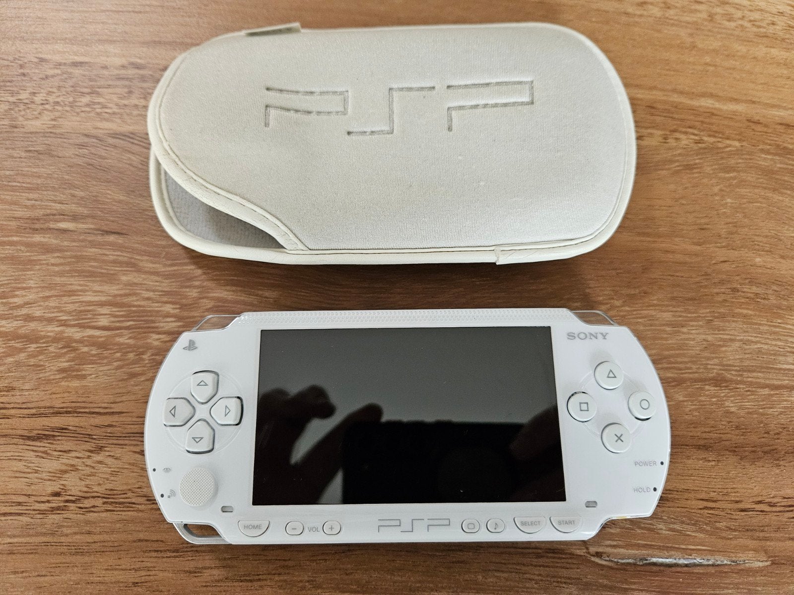 Witte Sony PSP Slim met hoesje, Spelcomputers en Games, Spelcomputers | Sony PSP, Ophalen of Verzenden