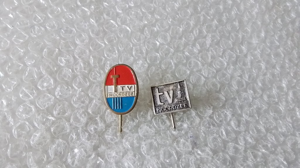 2 verschillende speldjes T.V. Noordzee, Ophalen of Verzenden, Zo goed als nieuw, Overige onderwerpen