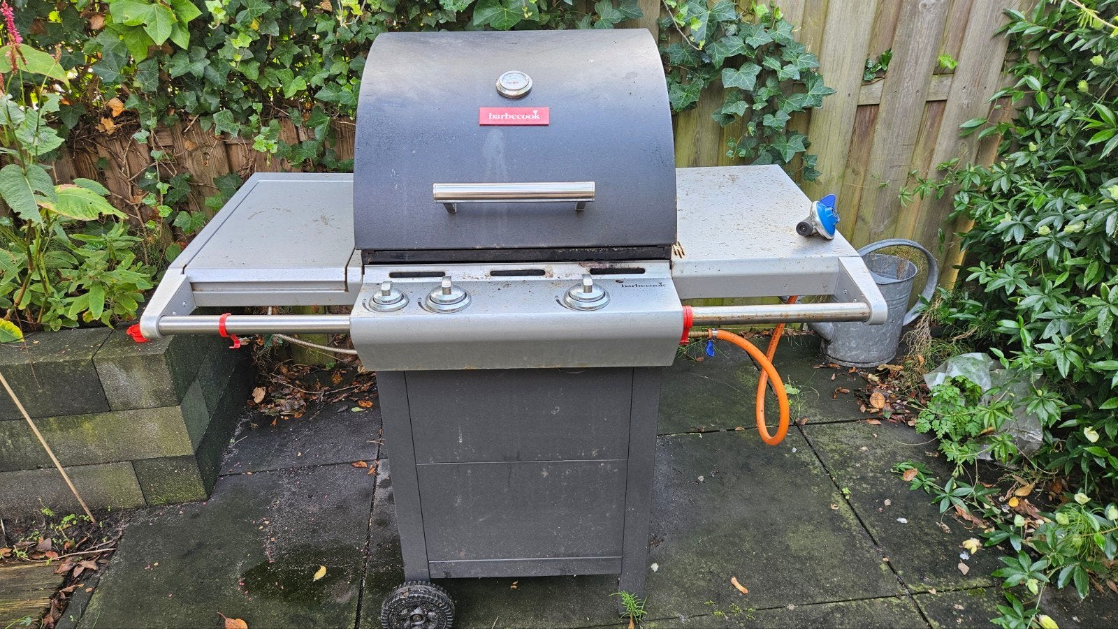 Gasbarbecue met zijbrander en hoes, Ophalen, Gebruikt, Onbekend
