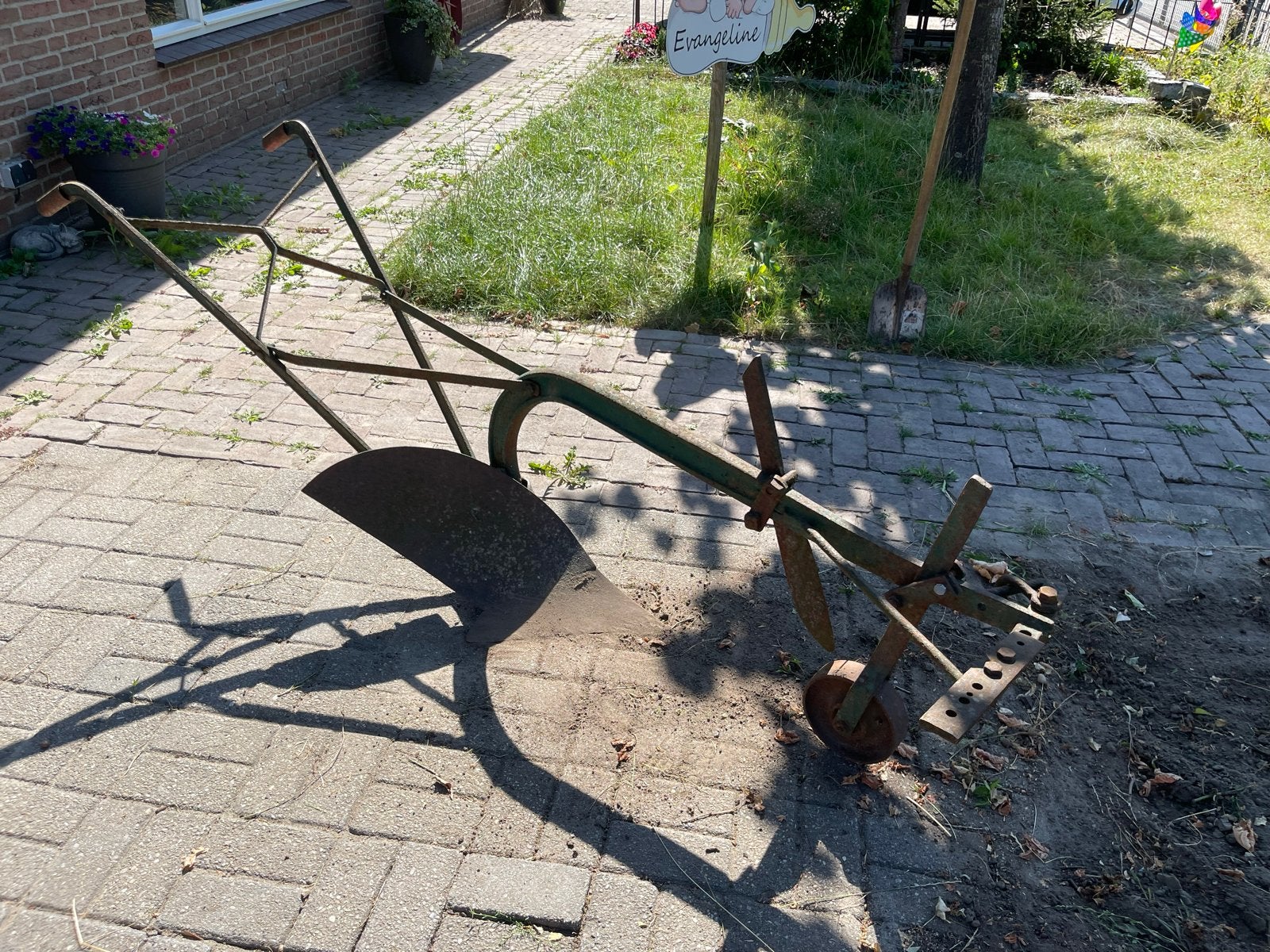 Antieke handploeg en schoffelmachine, Ophalen