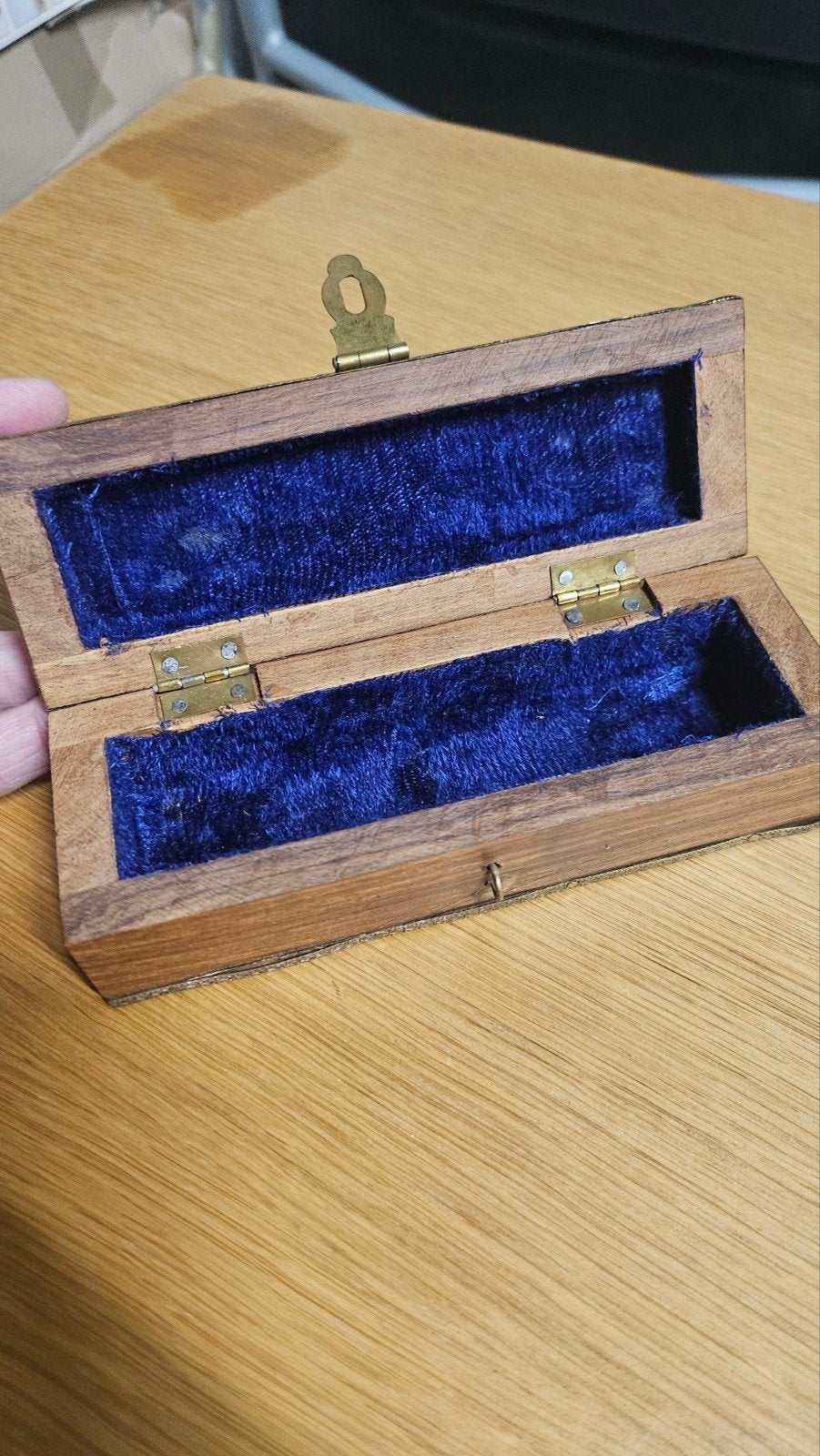 Vintage houten doosje met messing decoratie en fluweel, Ophalen