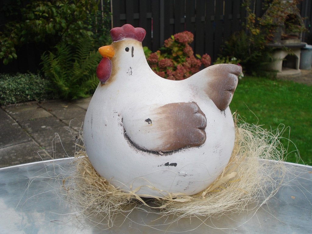 Nieuw: stenen keramiek kip in houten kratje - H15 cm, Meerkleurig, Nieuw, Ophalen of Verzenden, Landelijk