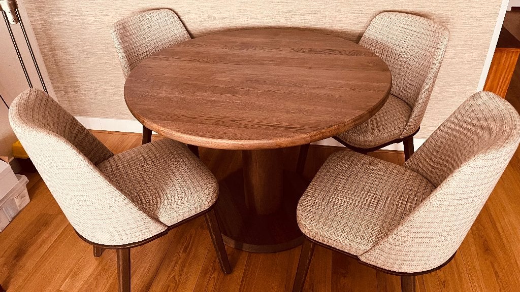 Tafel en 4 stoelen. Als nieuw te beschouwen., Huis en Inrichting, Ophalen, Moderne look vol hout, Rond, Zo goed als nieuw