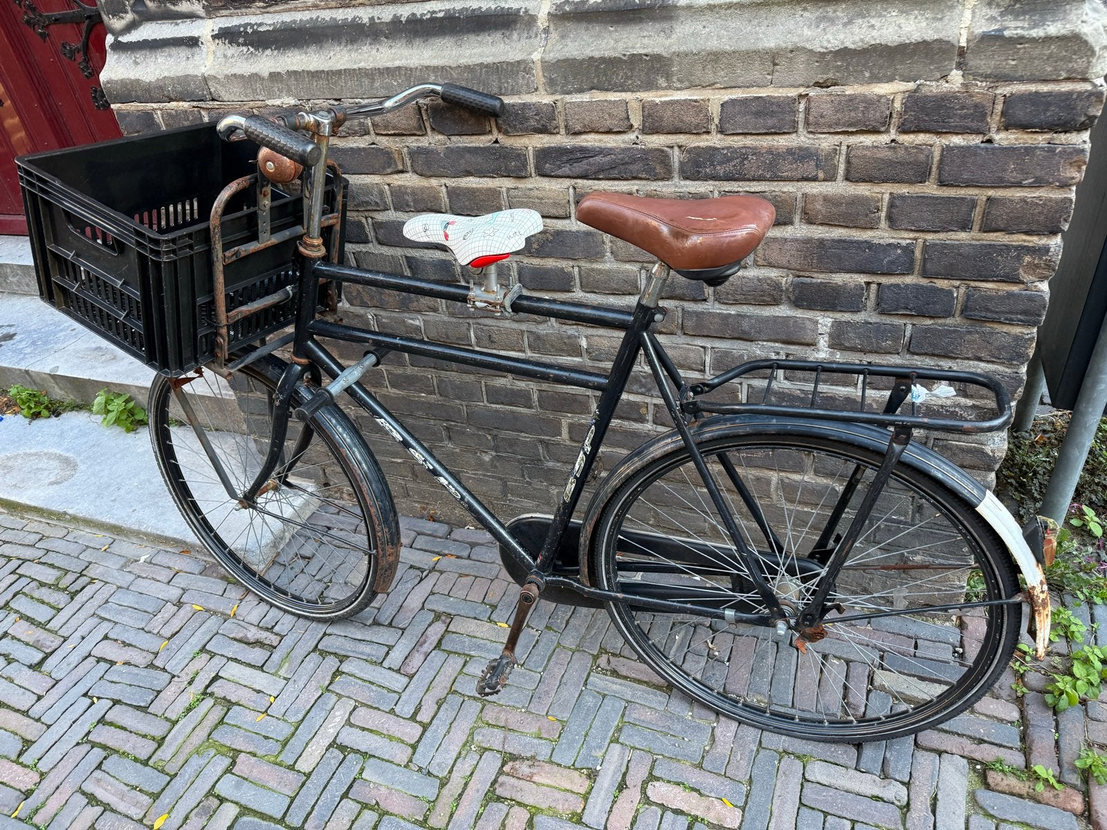 Oude fiets met krat en bagagedrager, Fietsen en Brommers, Ophalen, Gebruikt, Overige merken