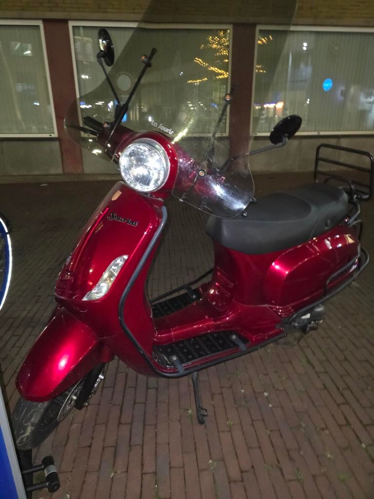 Rode scooter met windscherm en bagagerek, Ophalen of Verzenden, Gebruikt, Overige typen, Overige merken