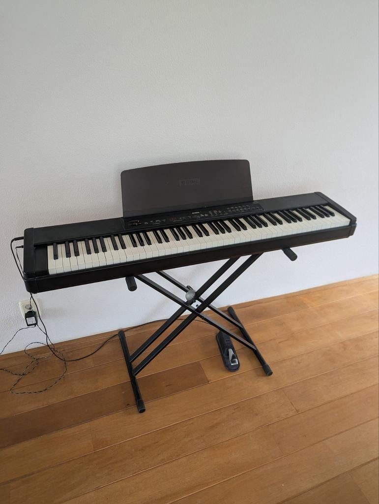 Yamaha P80 Piano met standaard, pedaal en bladmuziekhouder, Muziek en Instrumenten, Keyboards, Ophalen, Gebruikt, 88 toetsen, Yamaha