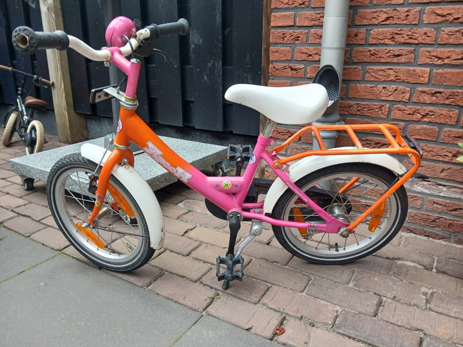 Kinderfiets 16 inch roze/oranje, Ophalen, Gebruikt, Terugtraprem, 16 tot 20 inch