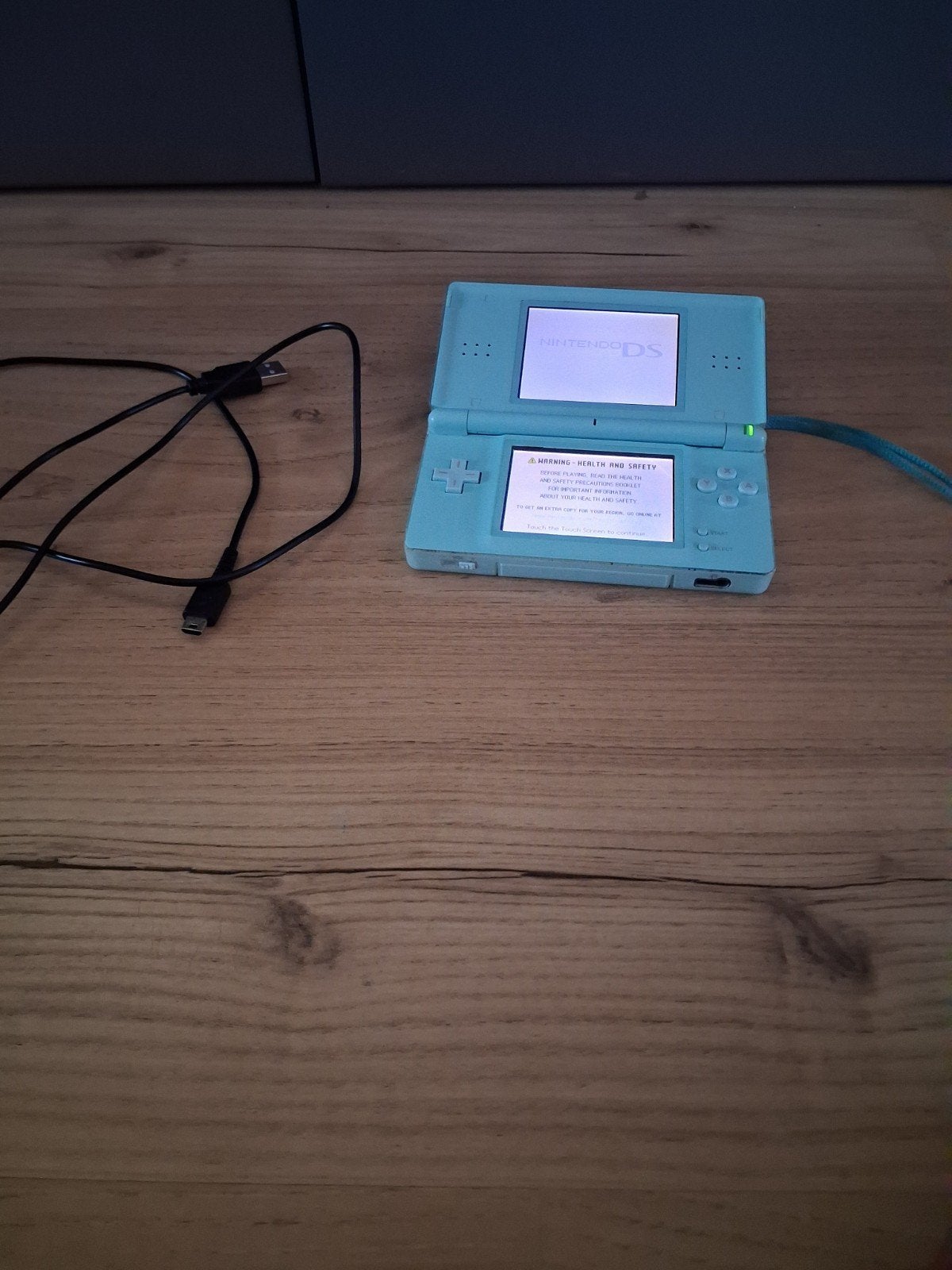 Nintendo DS met lader - Werkt perfect, Spelcomputers en Games, Spelcomputers | Nintendo DS, Ophalen of Verzenden, Gebruikt, Overige kleuren