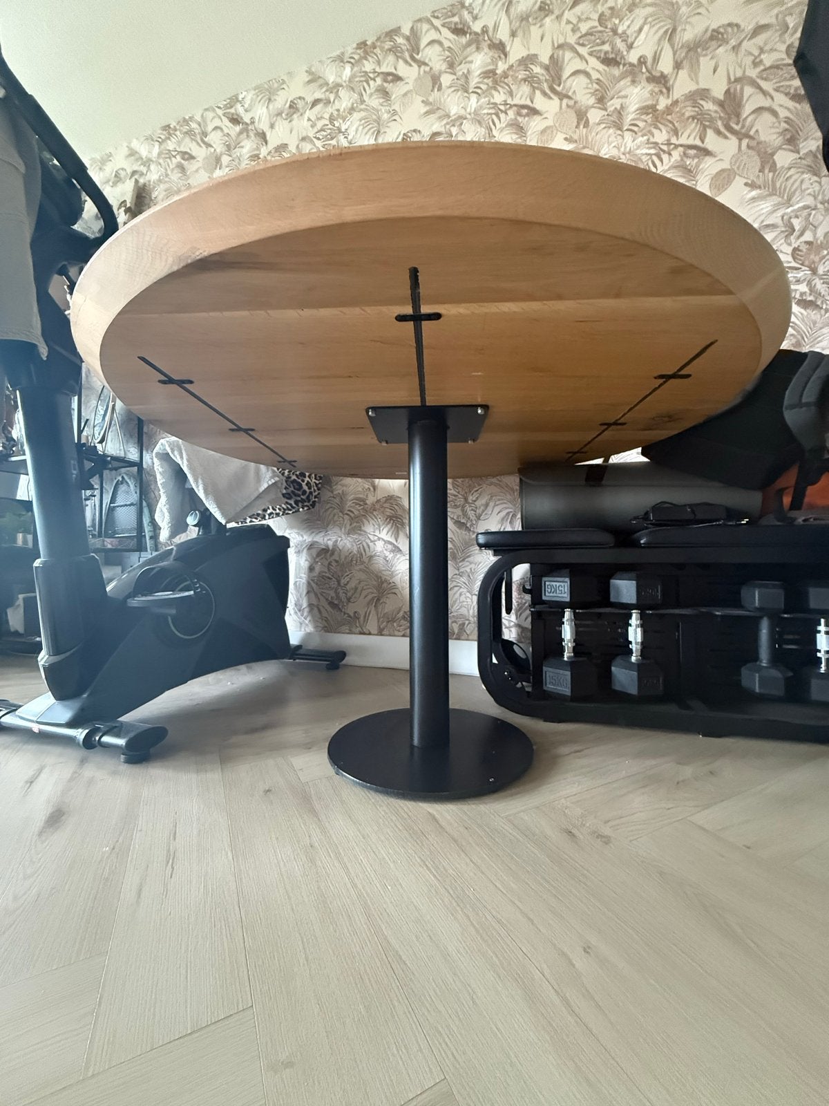 Houten tafel met zwart metalen poot, Morwijk Den Haag, 100 tot 150 cm, Rond, Ophalen of Verzenden, Zo goed als nieuw