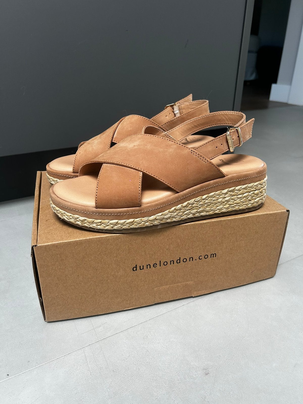 Bruine sandalen met sleehak, Beige, Nieuw, Sandalen of Muiltjes, Ophalen of Verzenden