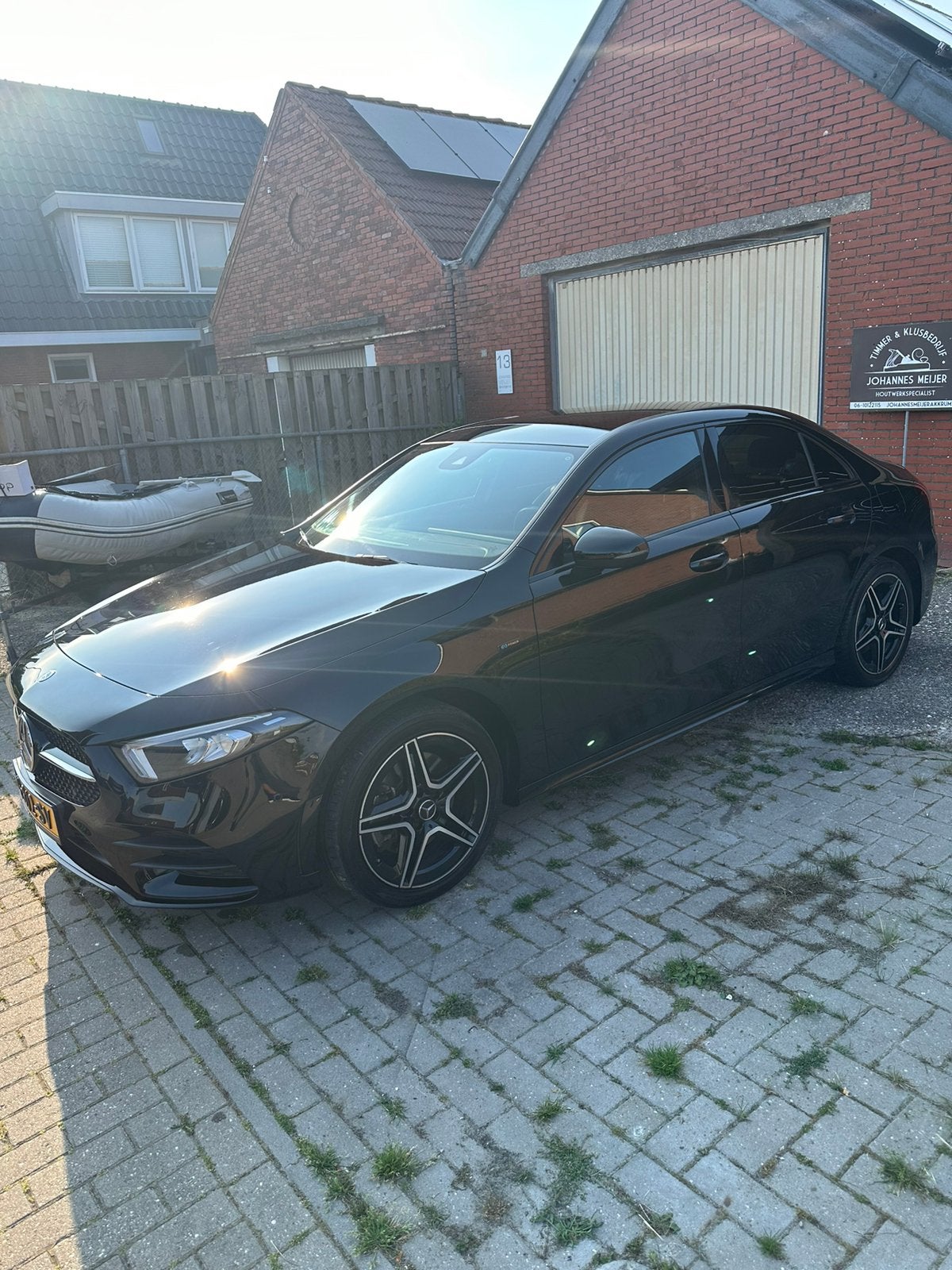 Foto 3 van Mercedes-Benz A-Klasse A 250 e 218pk 8G-DCT 2020 Zwart