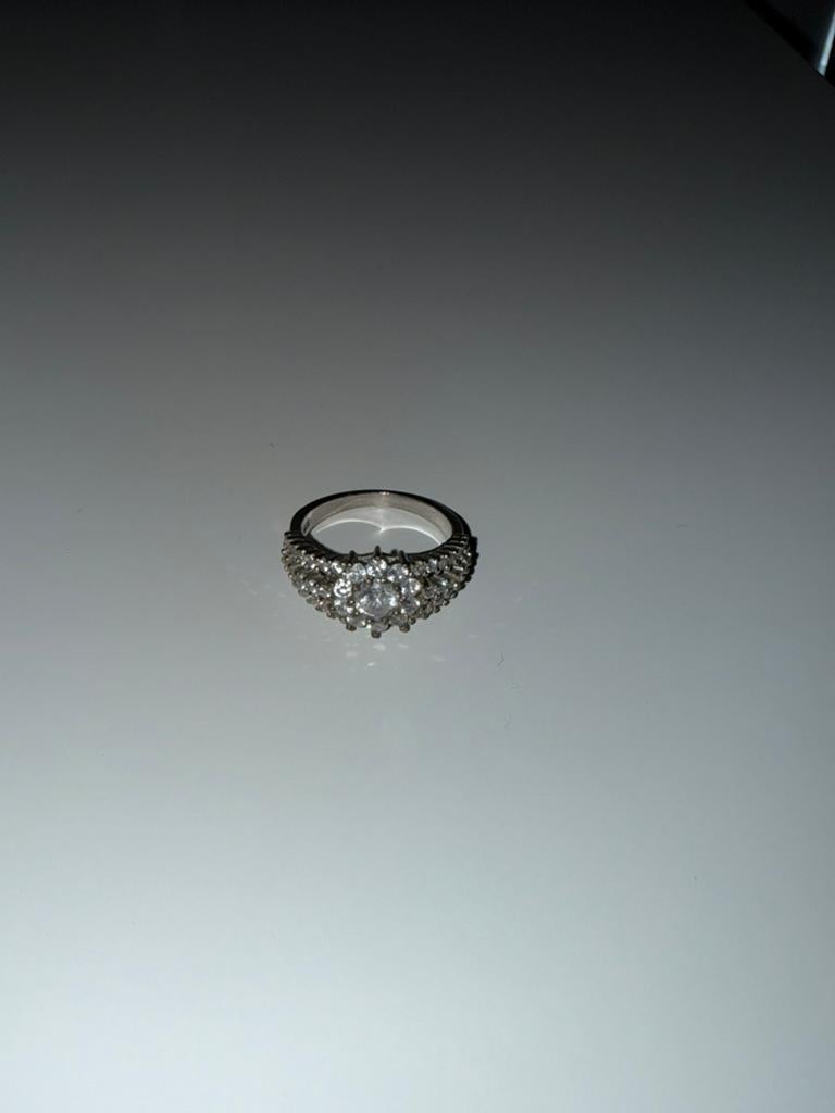 Zilveren ring met schitterende kristallen, Met kristal, Verzenden, Zo goed als nieuw, 17 tot 18