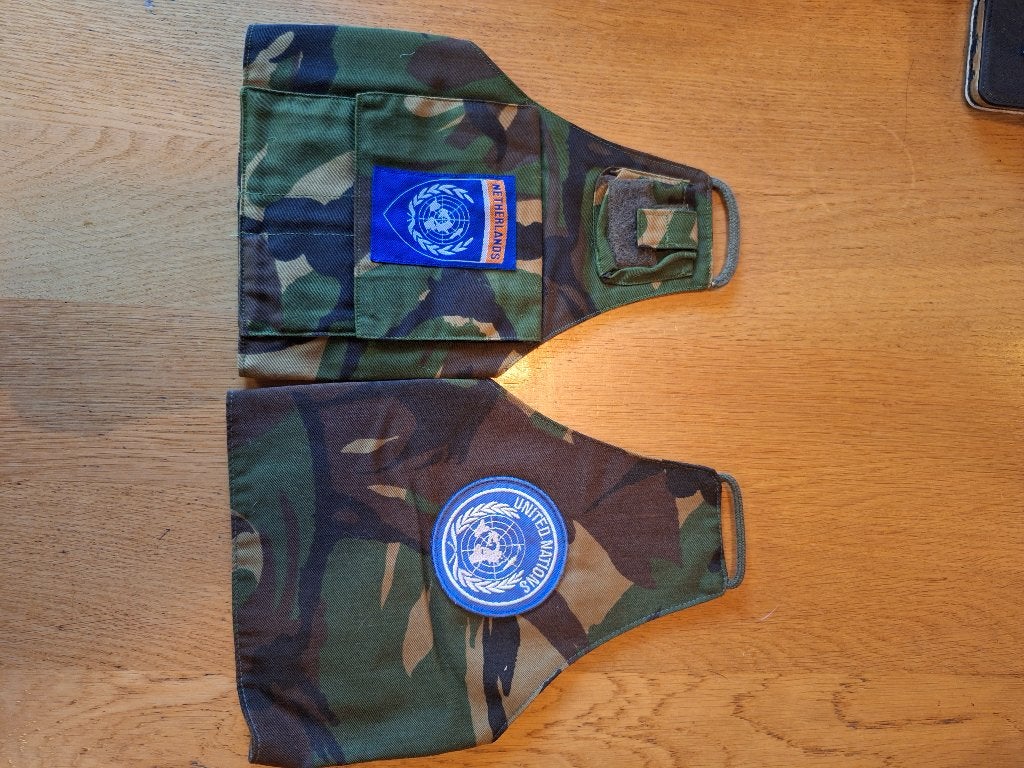 UN/VN schouderstukken/ armband leger met insignes, Ophalen of Verzenden, Landmacht, Nederland, Embleem of Badge