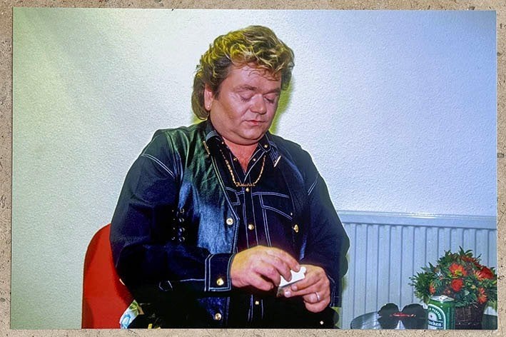 rg. kl foto 30x20 cm Andre Hazes+sigaret en Heineken biertje, Verzenden, Nieuw, Foto of Kaart