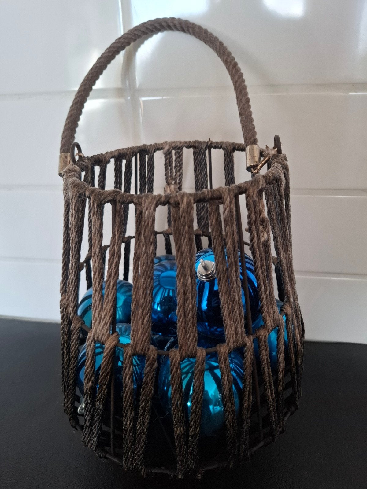 Mand met blauwe kunststof kerstballen, Ophalen of Verzenden, Zo goed als nieuw