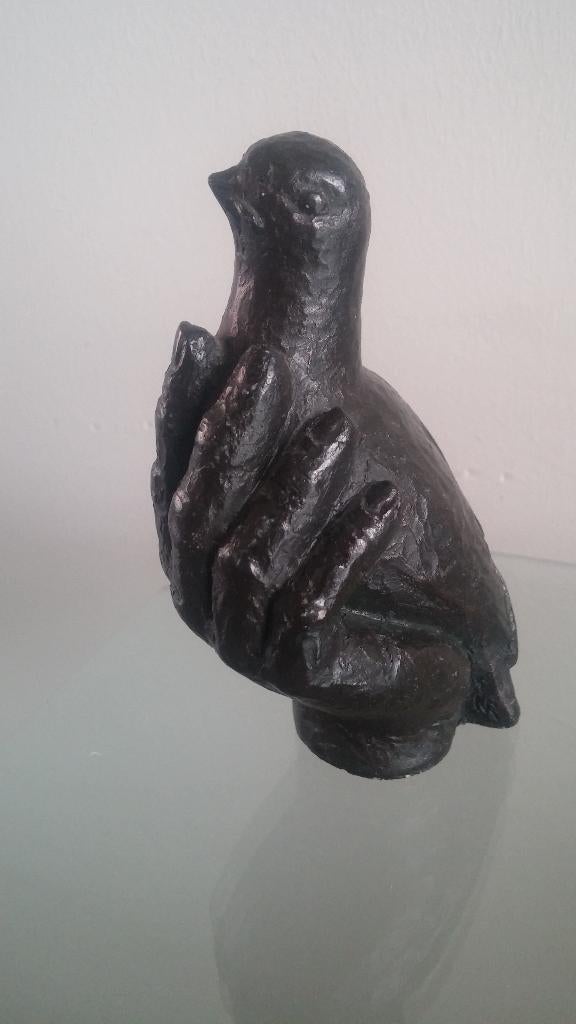 Beeldje voor deze tijd. Hand waarin Vredesduif., Antiek en Kunst, Kunst | Beelden en Houtsnijwerken, Ophalen of Verzenden