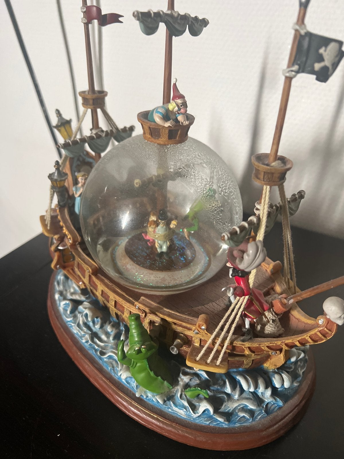 Pinokkio Sneeuwbol met boot en figuren, Ophalen of Verzenden, Peter Pan of Pinokkio, Gebruikt, Beeldje of Figuurtje