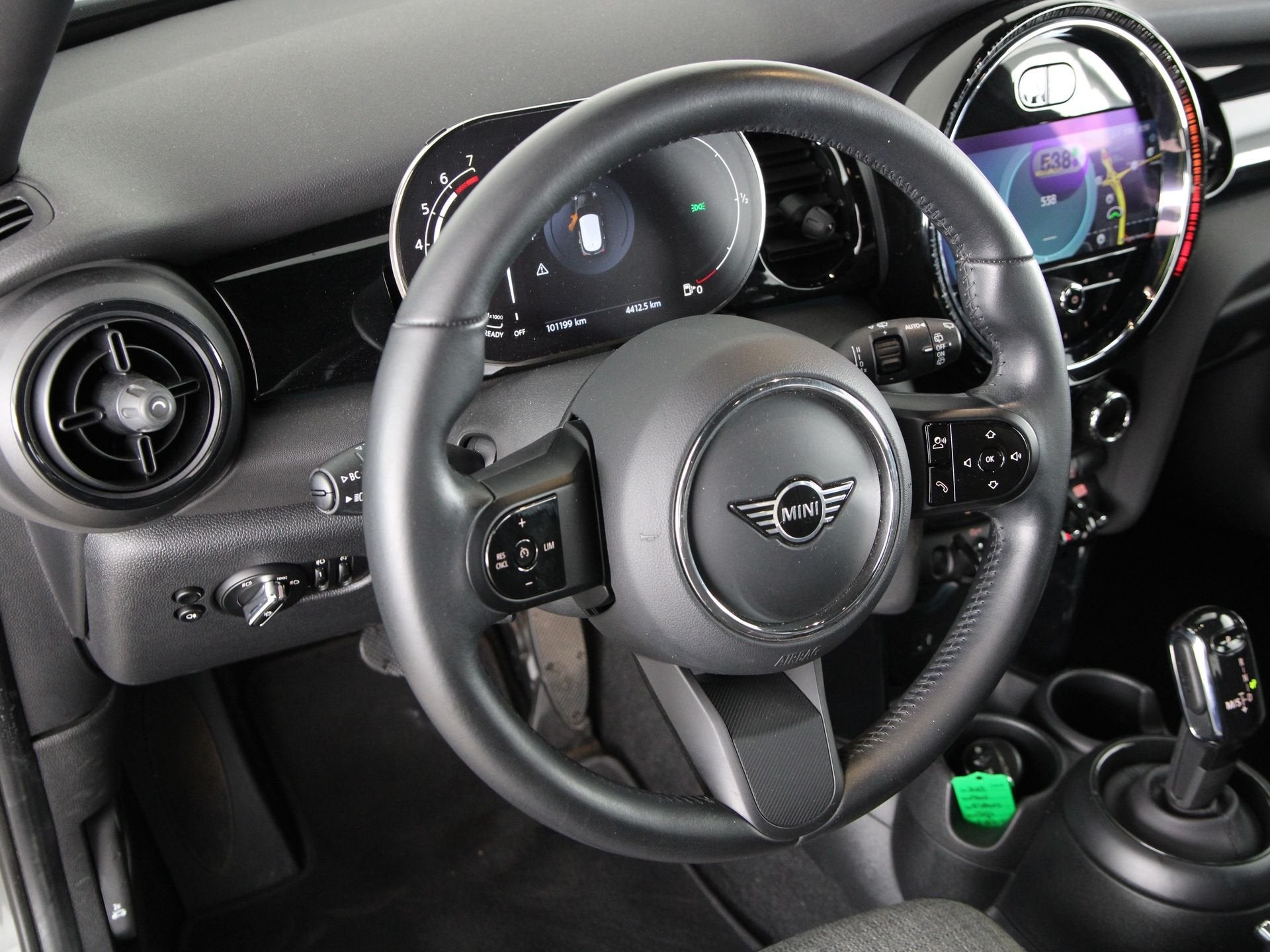 MINI 5-deurs Cooper Camden Edition Aut. (bj 2022, automaat), Auto's, 136 pk, Gebruikt, Met garantie (alle), Origineel Nederlands