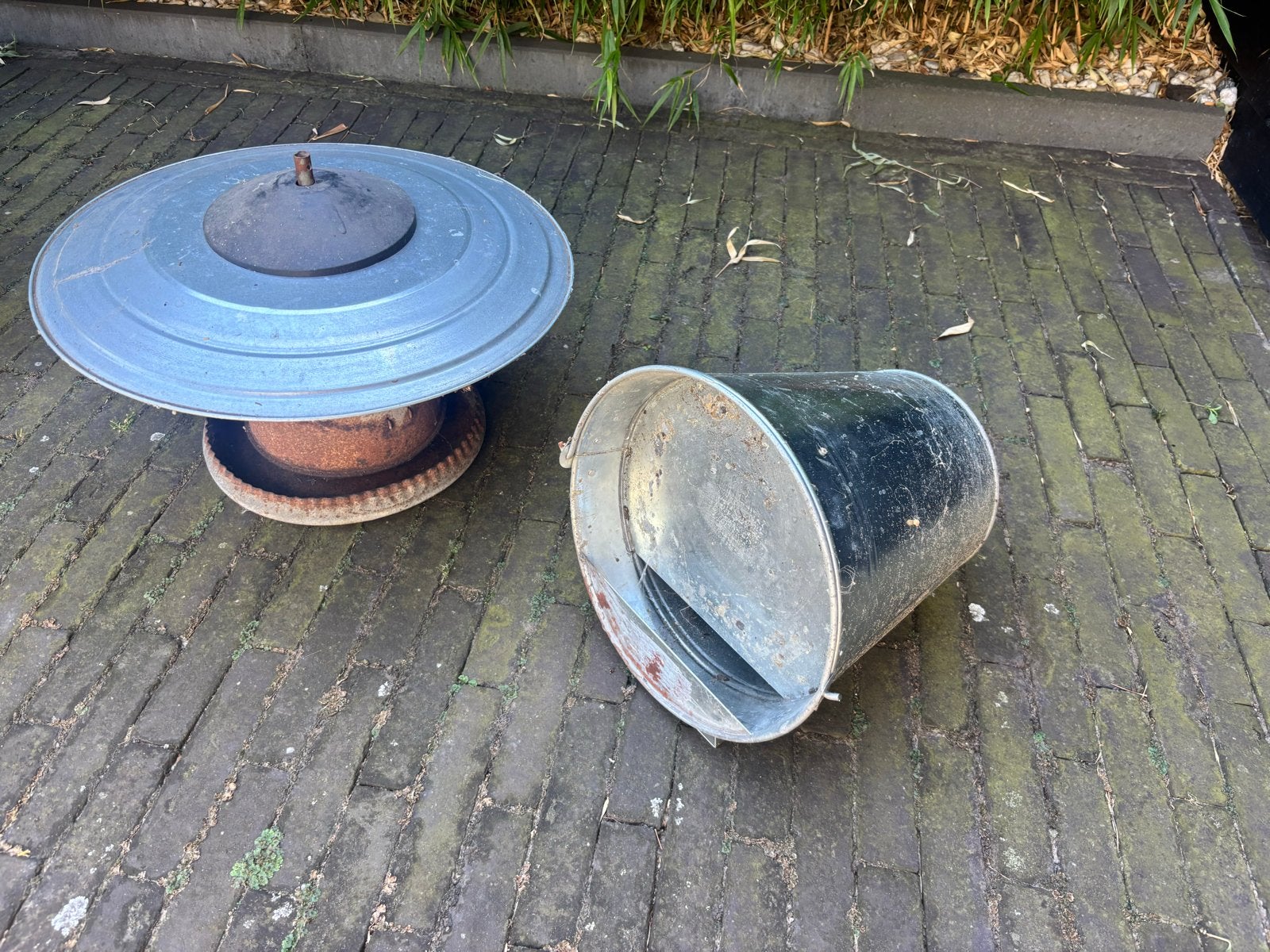 Voer silo en water emmer., Ophalen, Gebruikt, Drinken en Voederen