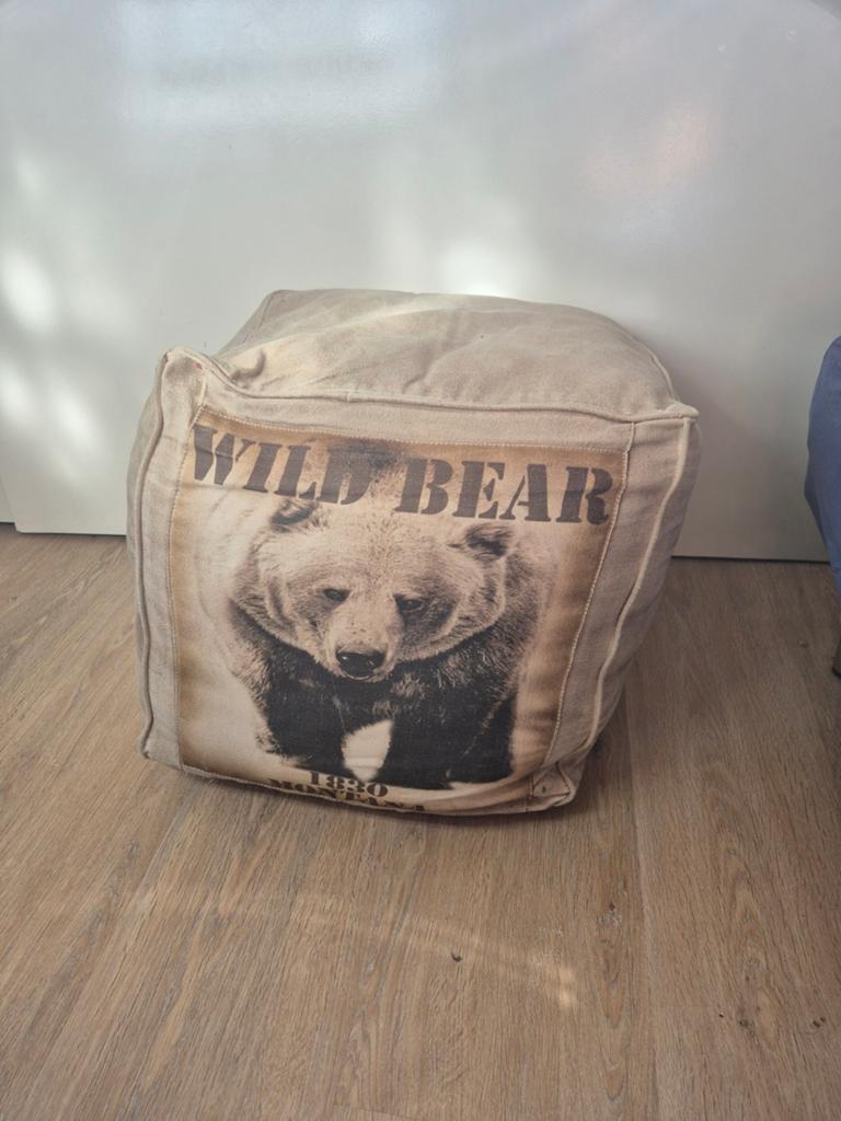 Poef met 'Wild Bear' print, Huis en Inrichting, Banken | Voetenbanken en Poefen, Minder dan 50 cm, Gebruikt, Vierkant, Minder dan 50 cm