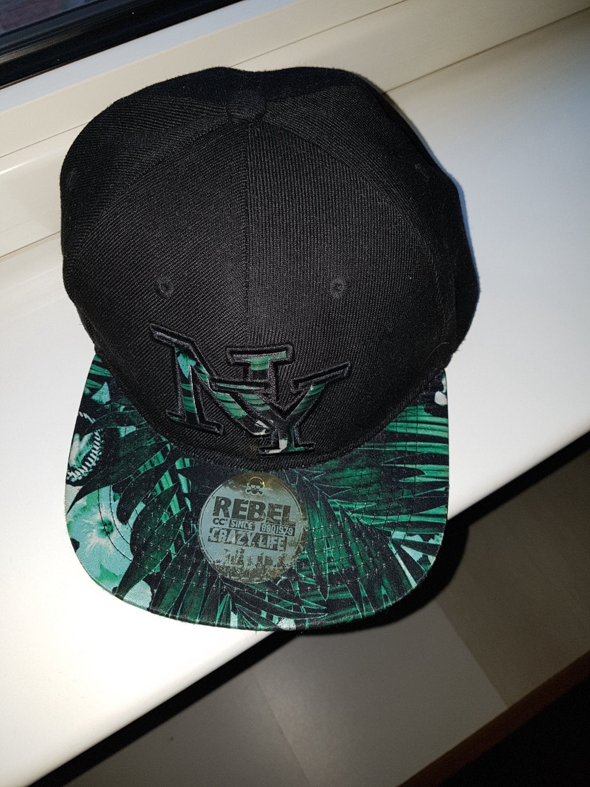 Zwarte pet met NY-logo en tropische print, Ophalen of Verzenden, Zo goed als nieuw, Jongen of Meisje, Pet