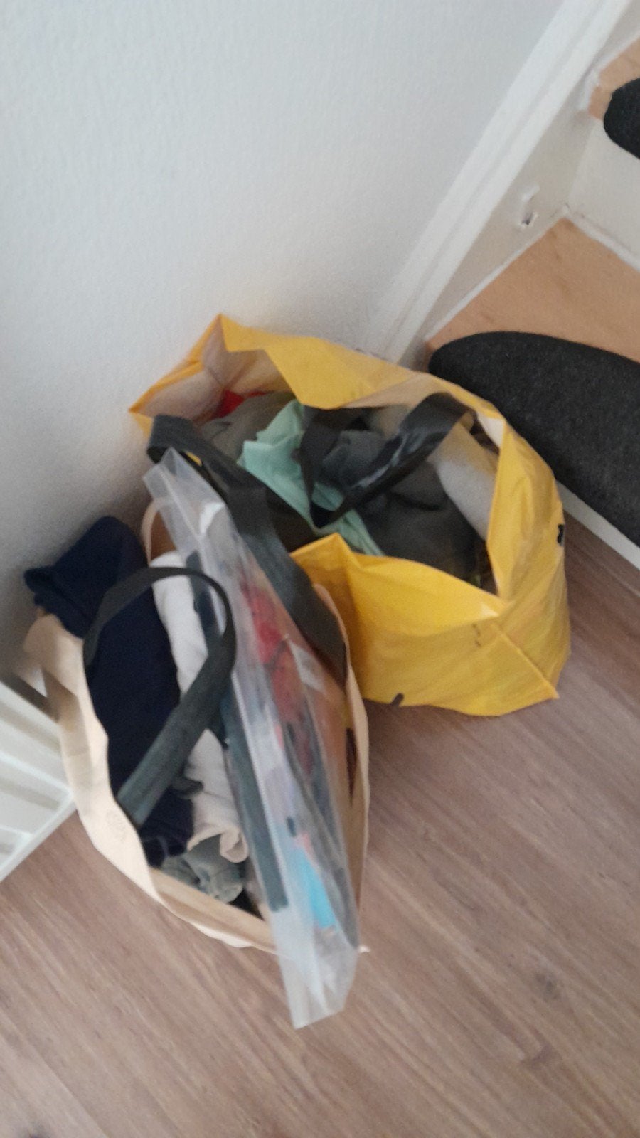 gratis kinderkleding ongeveer 116/122 speelgoed en 3 kasten, Ophalen