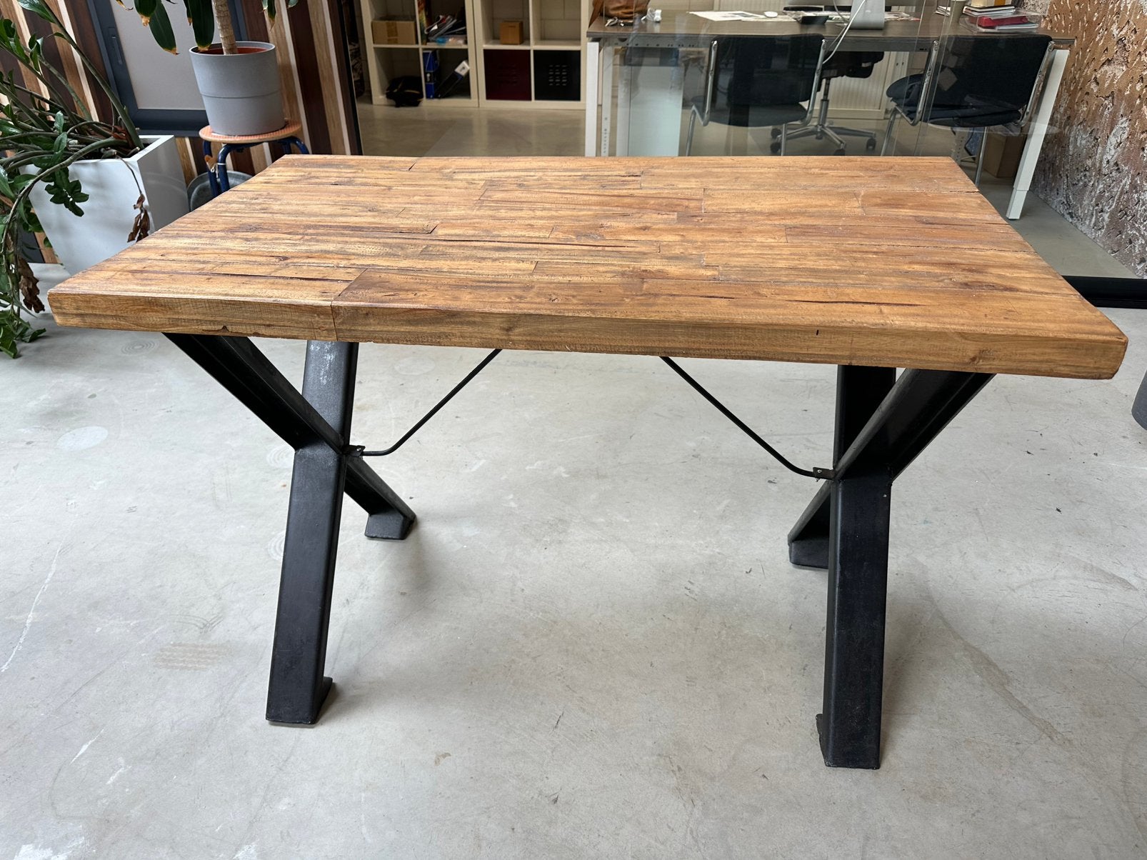 Robuuste eetkamertafel met stalen voet, Huis en Inrichting, Tafels | Eettafels, Ophalen, Gebruikt, 200 cm of meer, 50 tot 100 cm