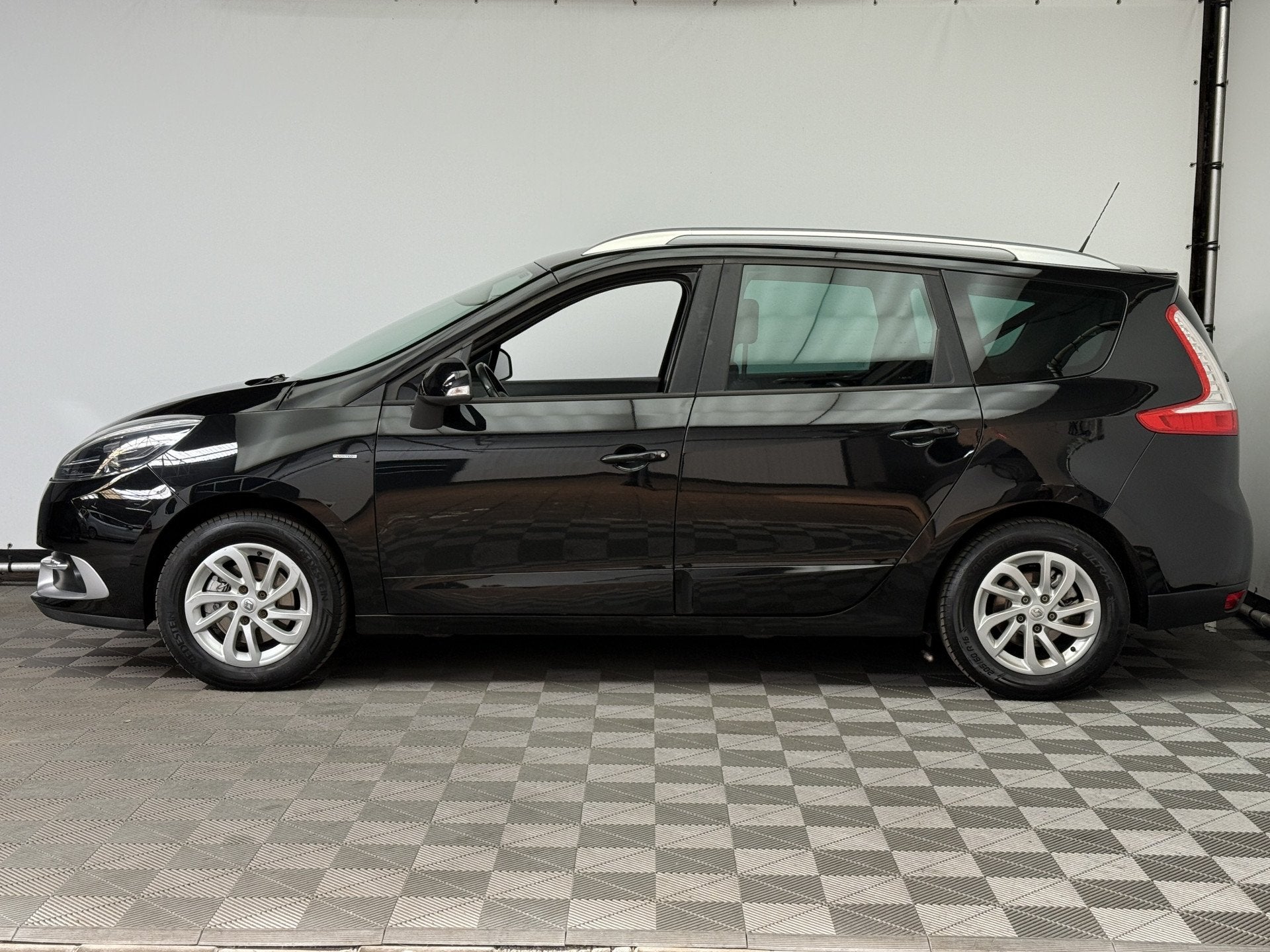 Renault Grand Scénic 1.2 TCe Limited 7p. Navi PDC Trekhaak, Voorwielaandrijving, Euro 5, Stof, Gebruikt