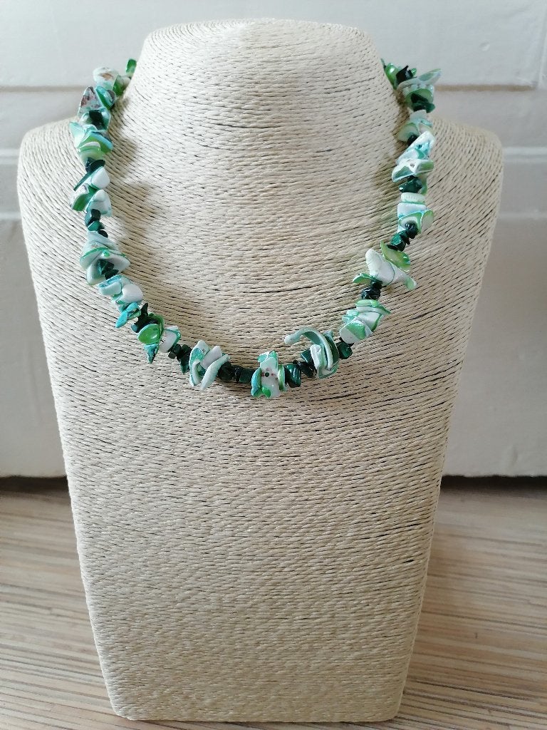 Nieuwe zelfgemaakte groene schelpenketting, Sieraden, Tassen en Uiterlijk, Verstelbaar, Nieuw, Ophalen of Verzenden, Steen of Mineraal