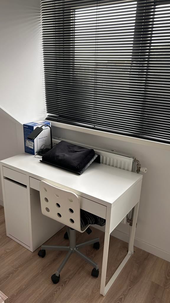 Bureau en stoel, Ophalen, Zo goed als nieuw