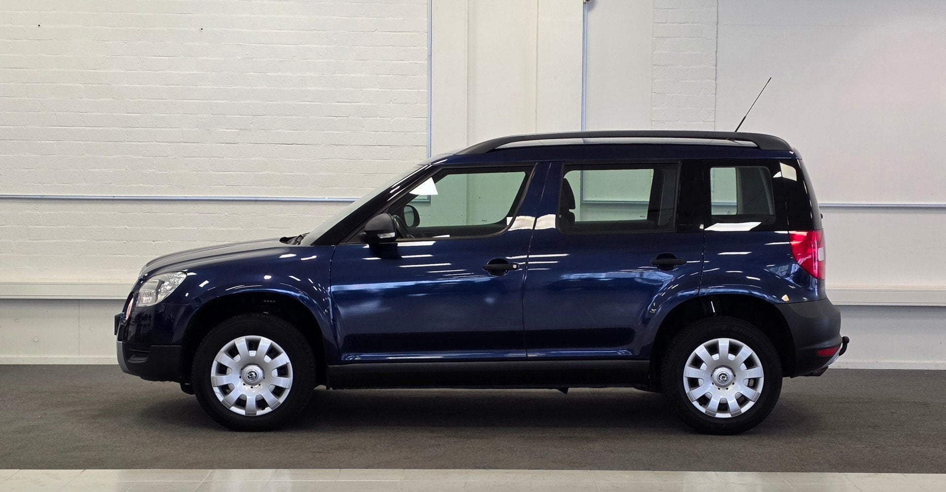 Skoda Yeti 1.2 TSI Active Plus Automaat 3e Eigenaar Trekhaak, Auto's, Euro 5, Gebruikt, Zwart, 4 cilinders