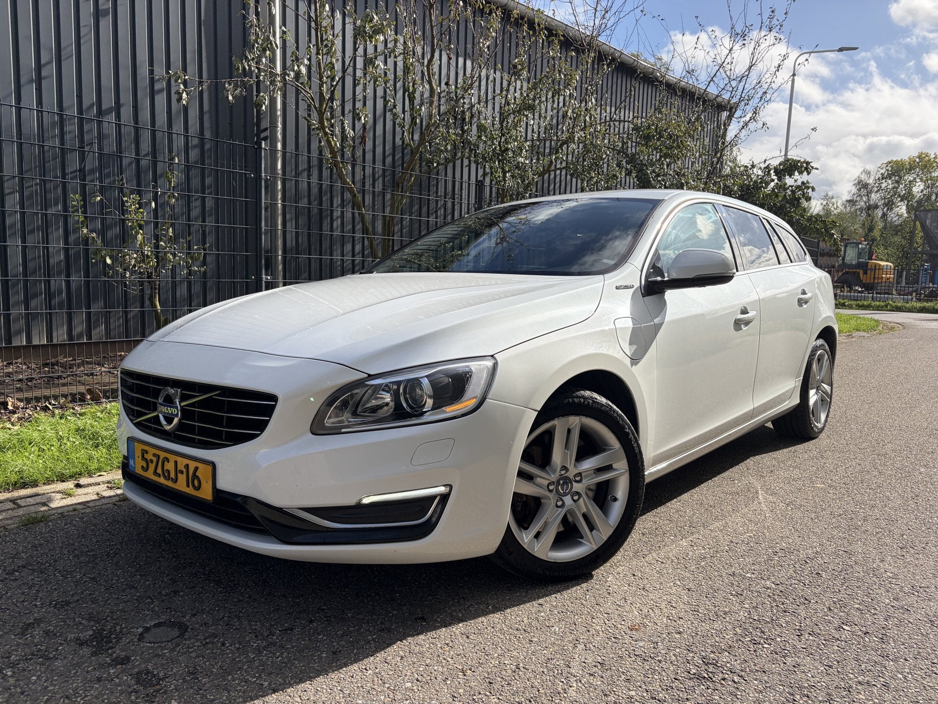 Volvo V60 2.4 D6 AWD Plug-In Hybrid Summum / LEER / MEMORY /, Auto's, Automaat, Wit, Vierwielaandrijving, Te koop